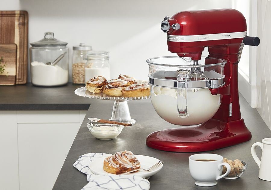 <div><p>Seja para preparar 13 dúzias de biscoitos para a venda de bolos da escola ou frango desfiado para a Terça-feira de Tacos com amigos e familiares, a batedeira KitchenAid® Professional 6500 Design® Series de 6 litros com tigela elevatória tem capaci