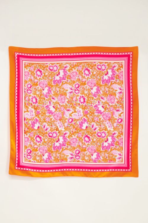 Oranje sjaal met bloemen