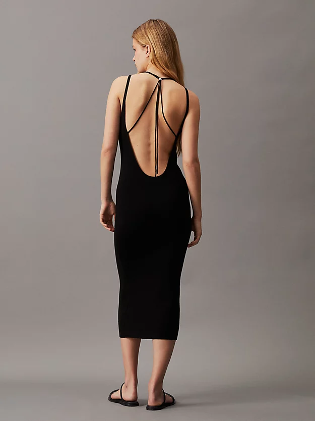 Vestido midi canelado justo com amarração nas costas.