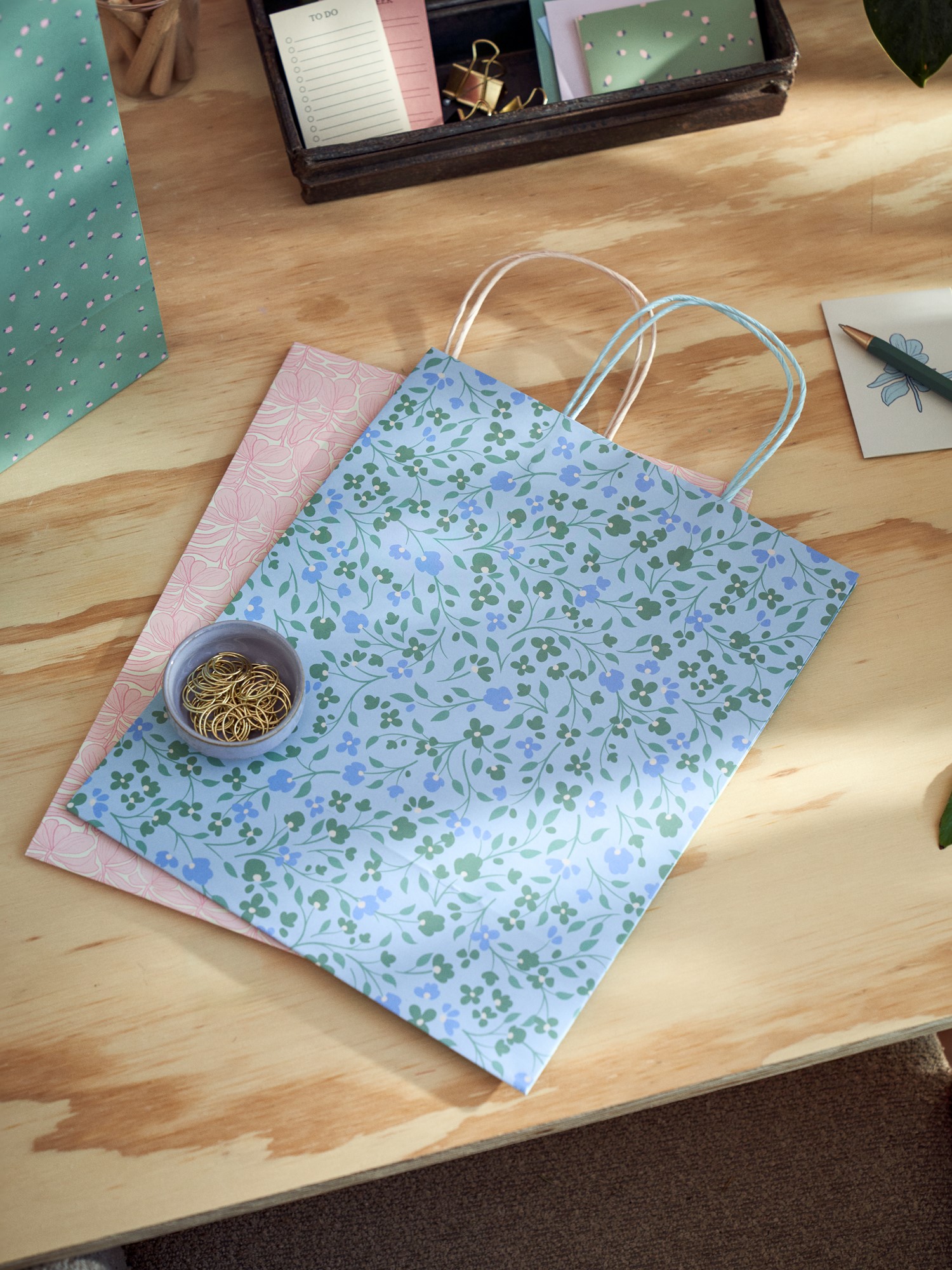 Gavepose | Papir. 26,4 x 13,6 x 32,7 cm. | Misty Blue, Green