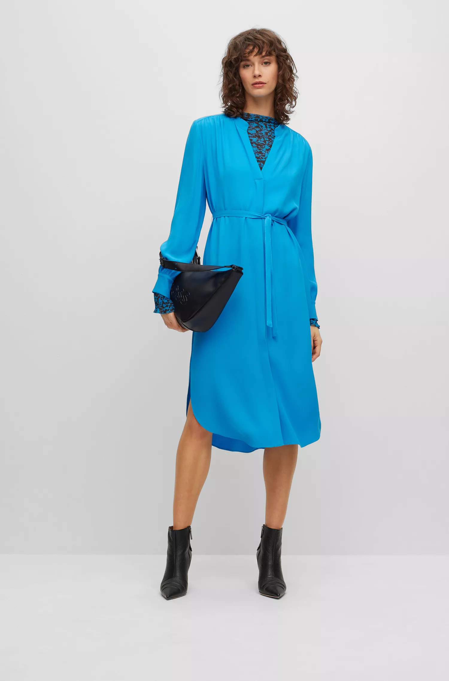 Vestido BOSS com cinto preto, decote em V sem gola e punhos com botões.
