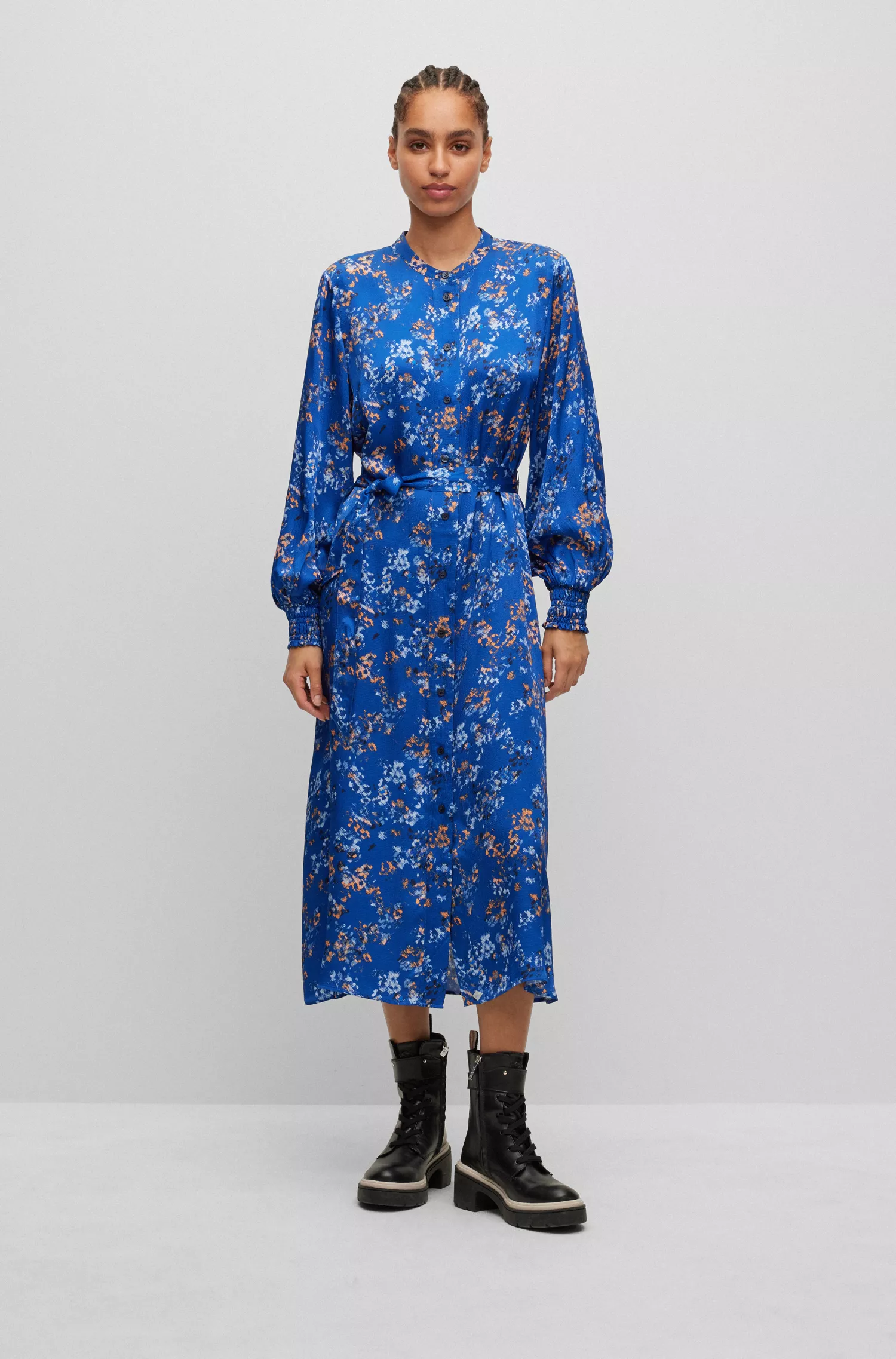 Vestido camisa preto BOSS com modelagem relaxada e estampa floral.