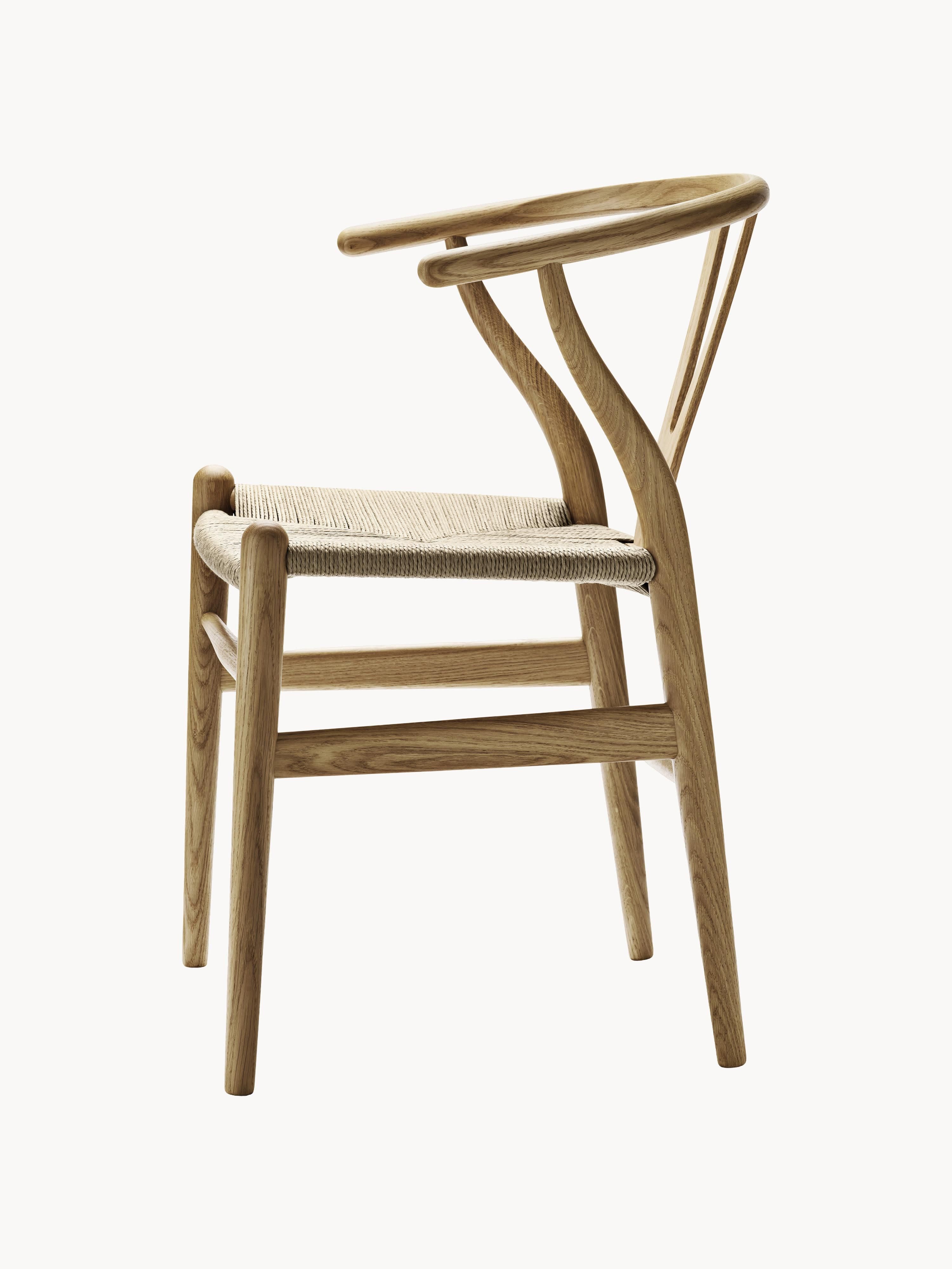 Houten stoel CH24 Wishbone Chair met handgevlochten zitvlak