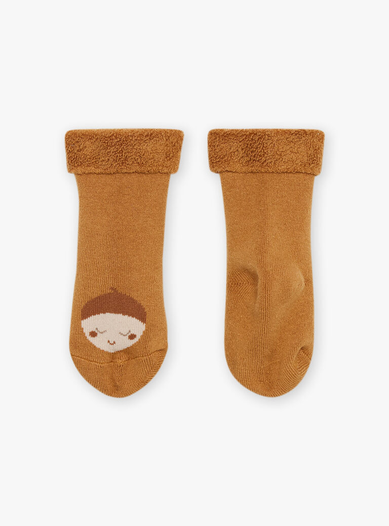 Haut beige, legging écru et chaussettes caramel