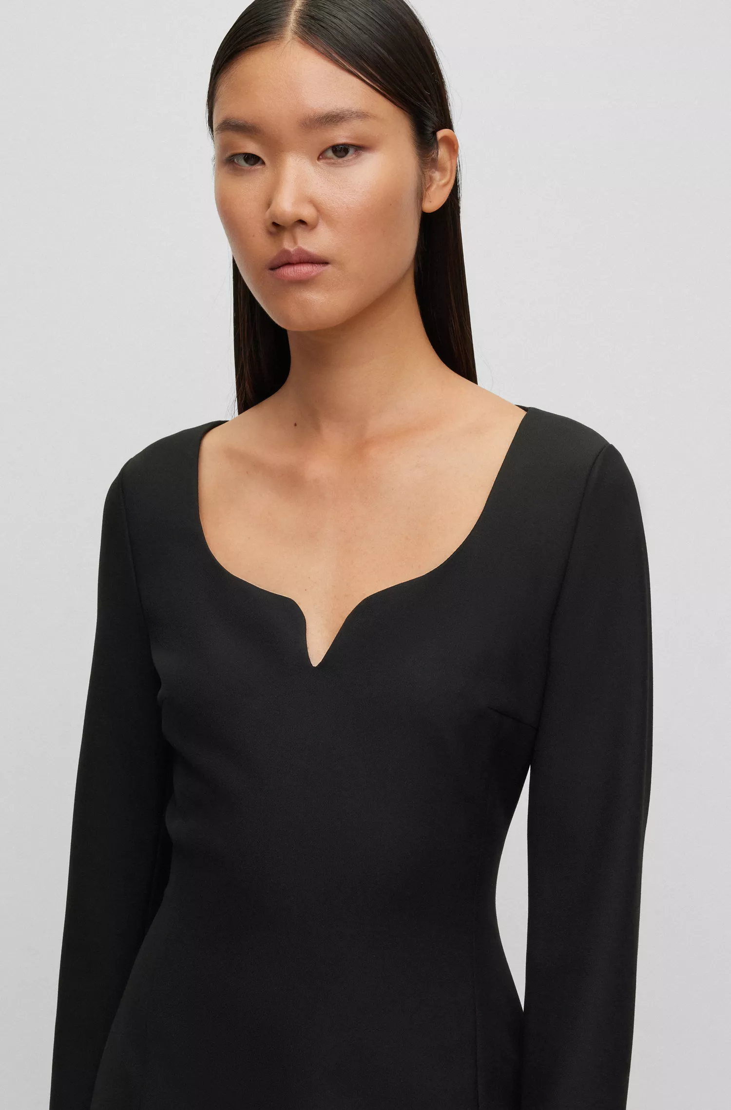 Vestido preto de alfaiataria BOSS com decote diferenciado.