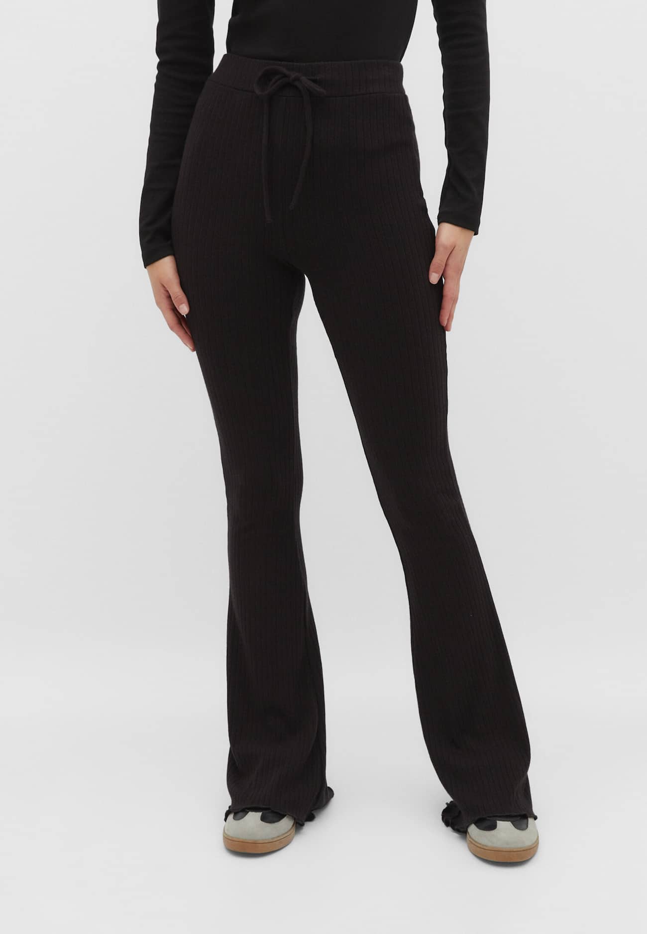 Calça flare canelada e elástica