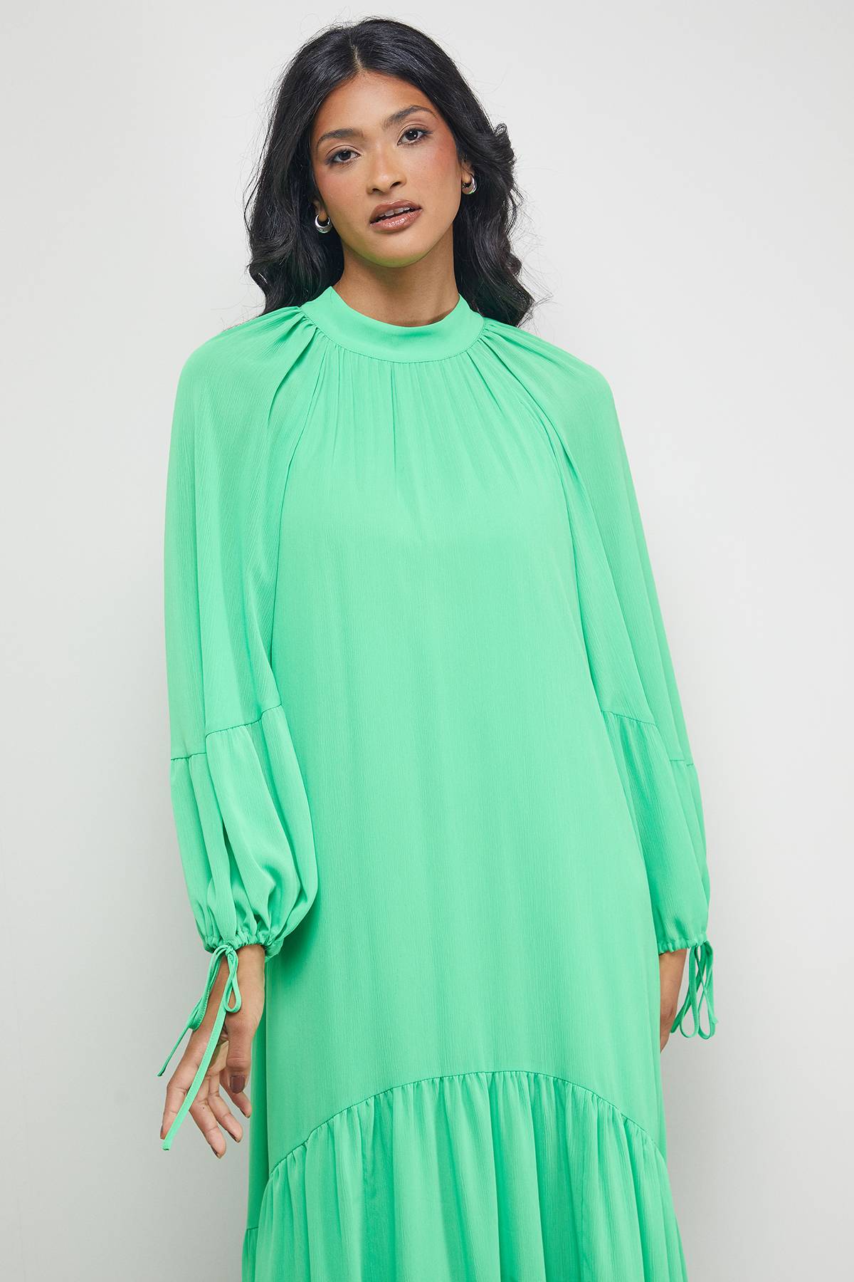 Warehouse Robe Midi Smock à Col Haut Étagé Tony Chiffon