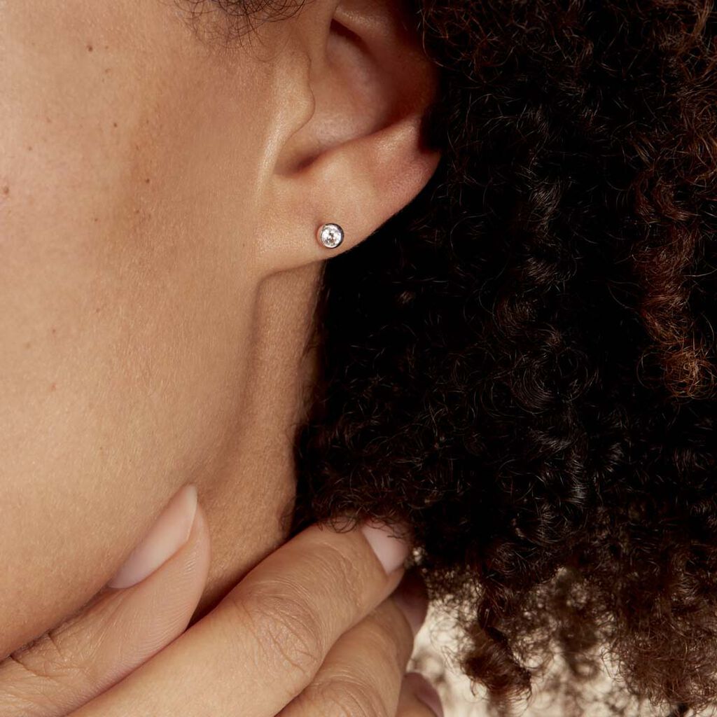 Boucles D'oreilles Puces Daria Serti Clos Or Blanc Oxyde De Zirconium