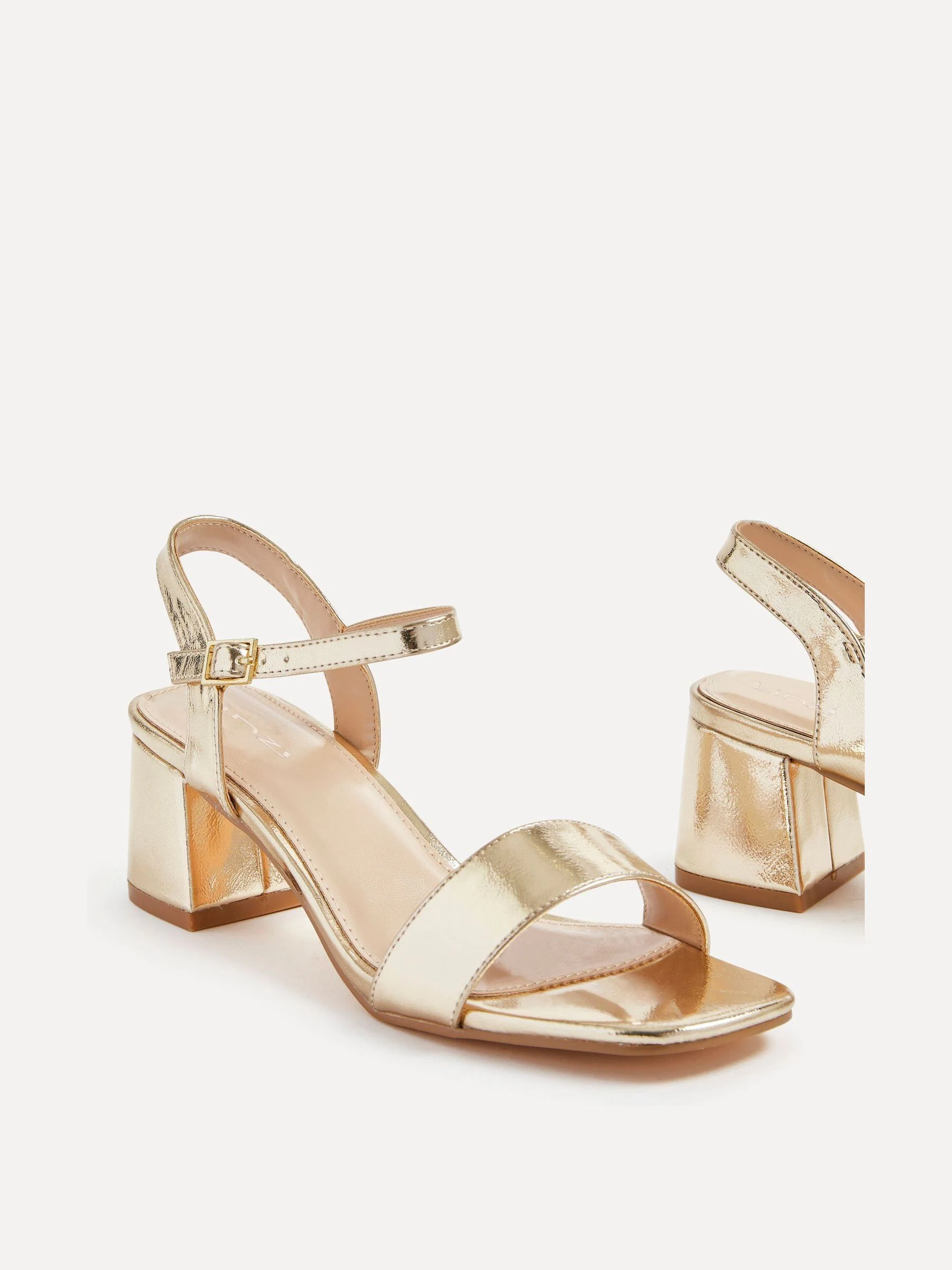 Goudkleurig - Linzi Darcie sandalen met lage blokhak en dikke zool