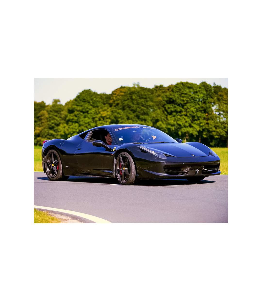 Pilotage Ferrari 458 Italia : 10 tours sur le circuit Château Gaillard - SMARTBOX - Coffret Cadeau Sport & Aventure