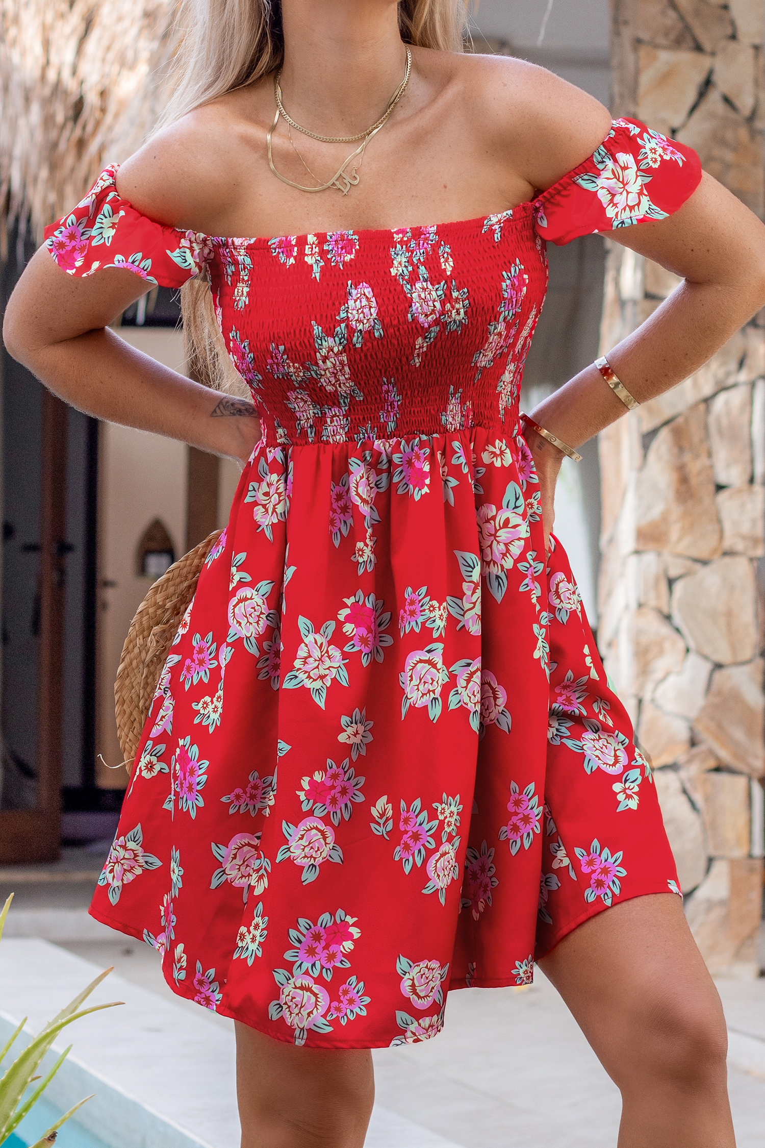 Robe mini à épaules dénudées et corsage à smocks rouge