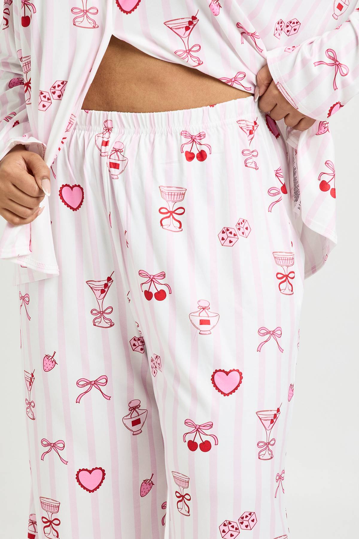 boohoo Ensemble Pyjama Grande Taille Rayures Saint-Valentin Imprimé Cocktails et Cerises Haut Manches Longues & Pantalon
