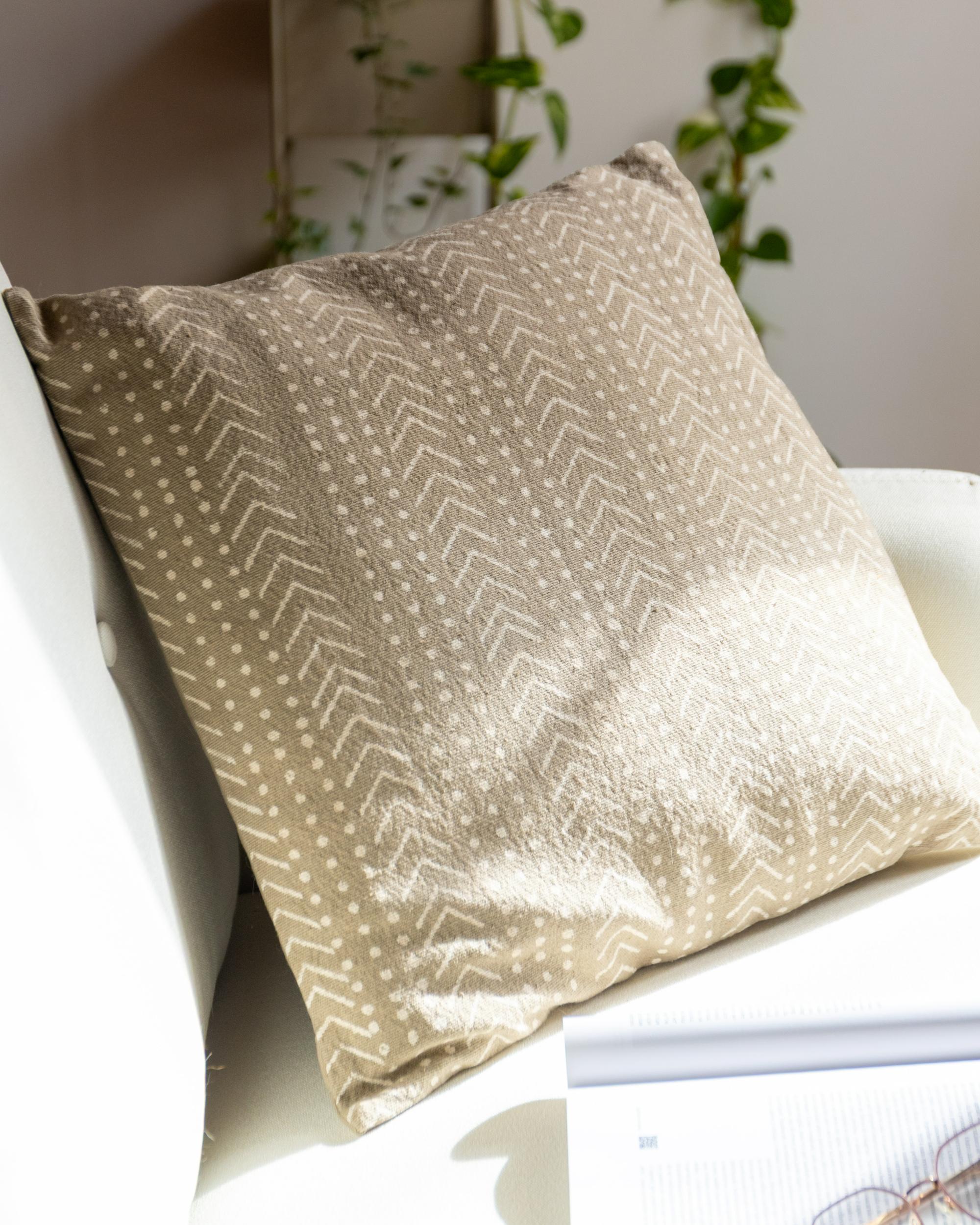 Set van 2 sierkussens SENECIO Katoen 45 x 45 cm Beige geometrisch patroon