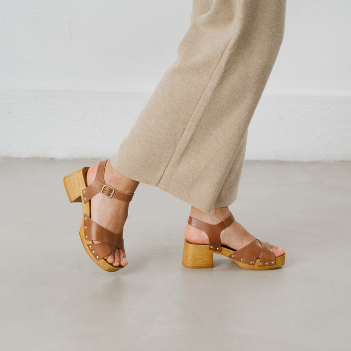 Sandales à clous et brides croisées  en cuir cognac