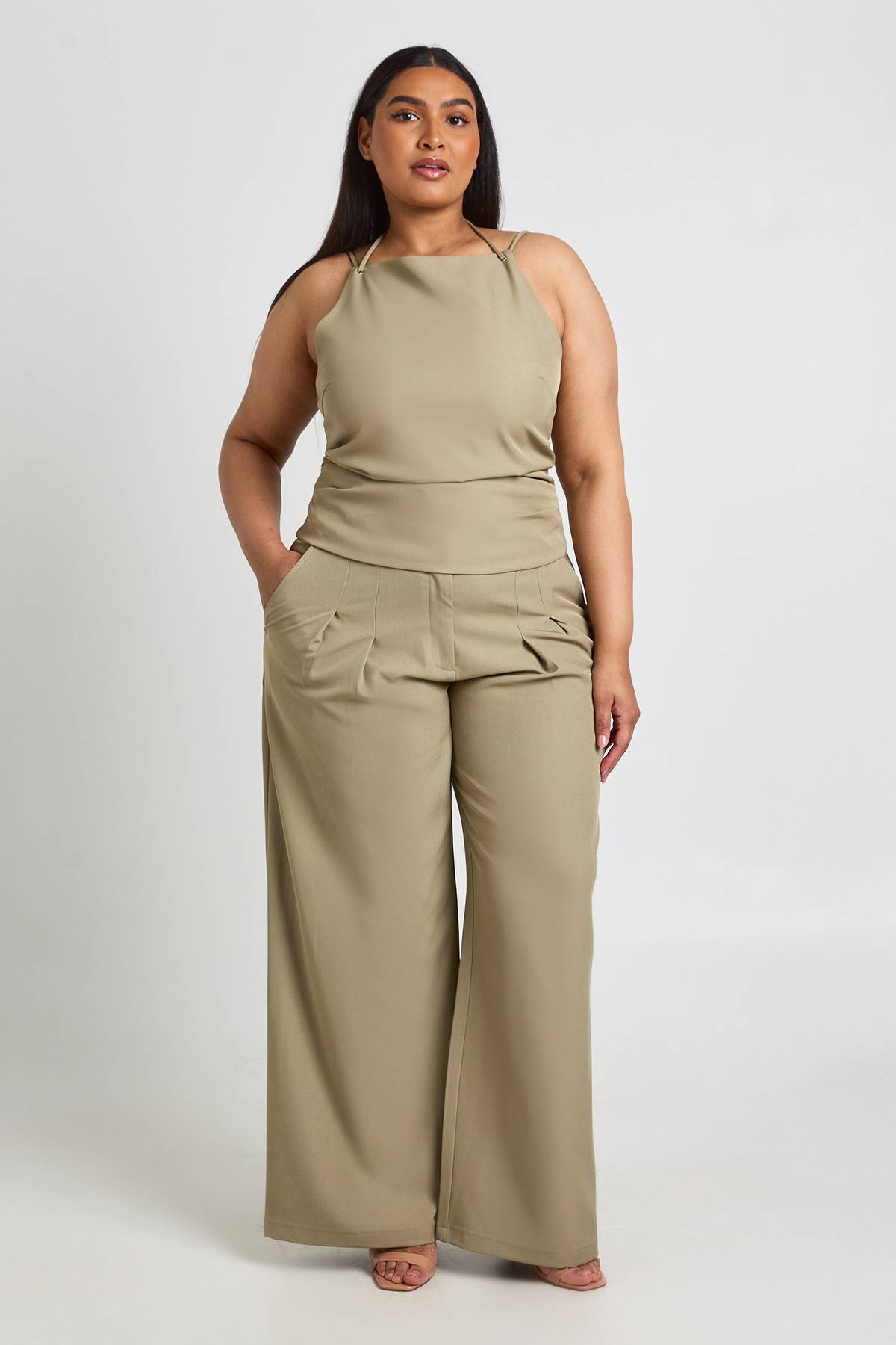 boohoo Haut Ajusté Plissé Avec Détail De Bretelles Grande Taille