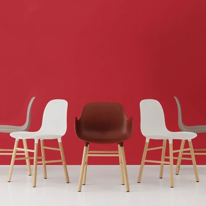 Normann Copenhagen - Form Armlehnstuhl, Gestell Eiche / weiss