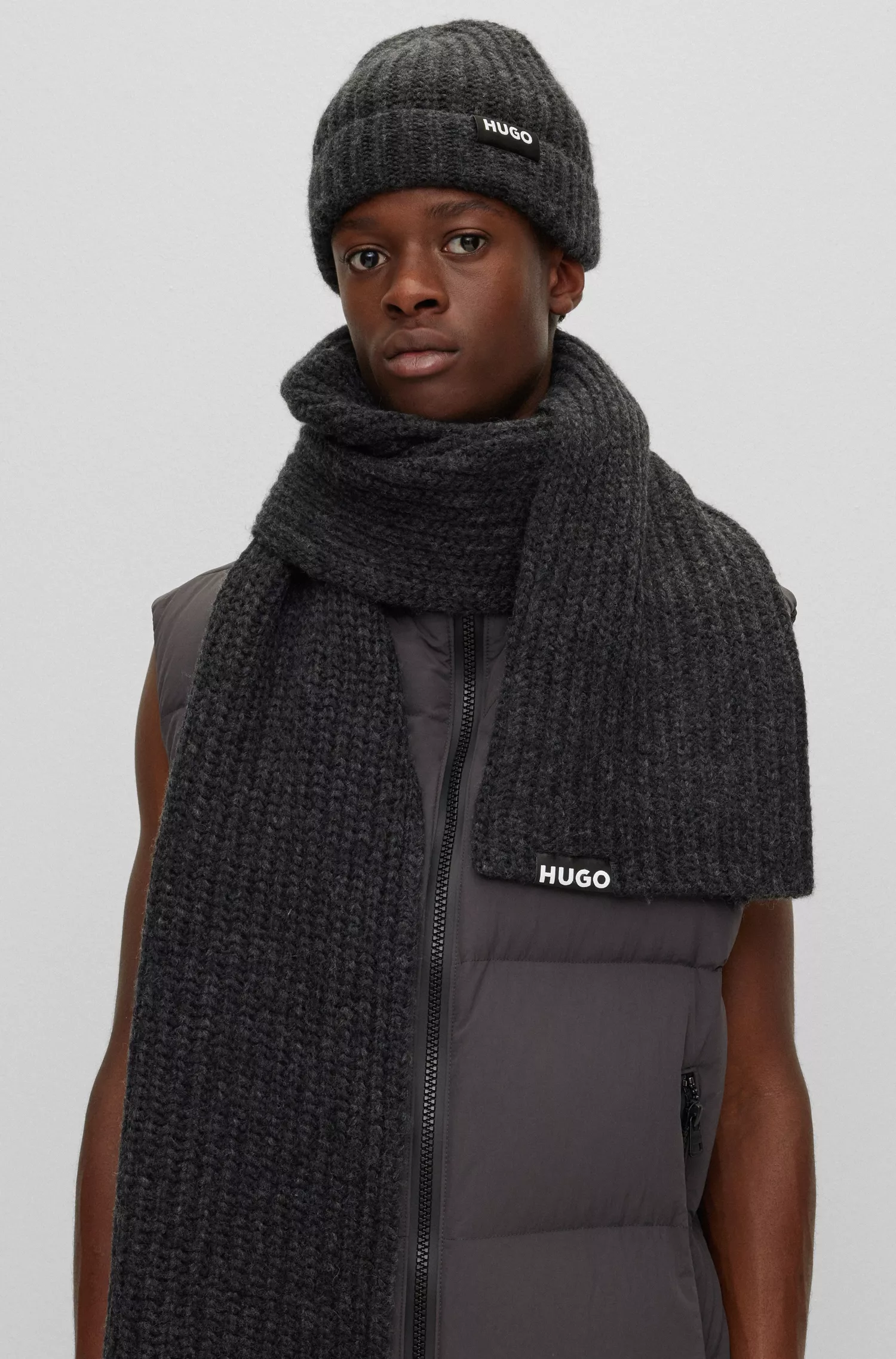 Conjunto de presente HUGO com gorro canelado e cachecol com detalhes em vermelho e logo.