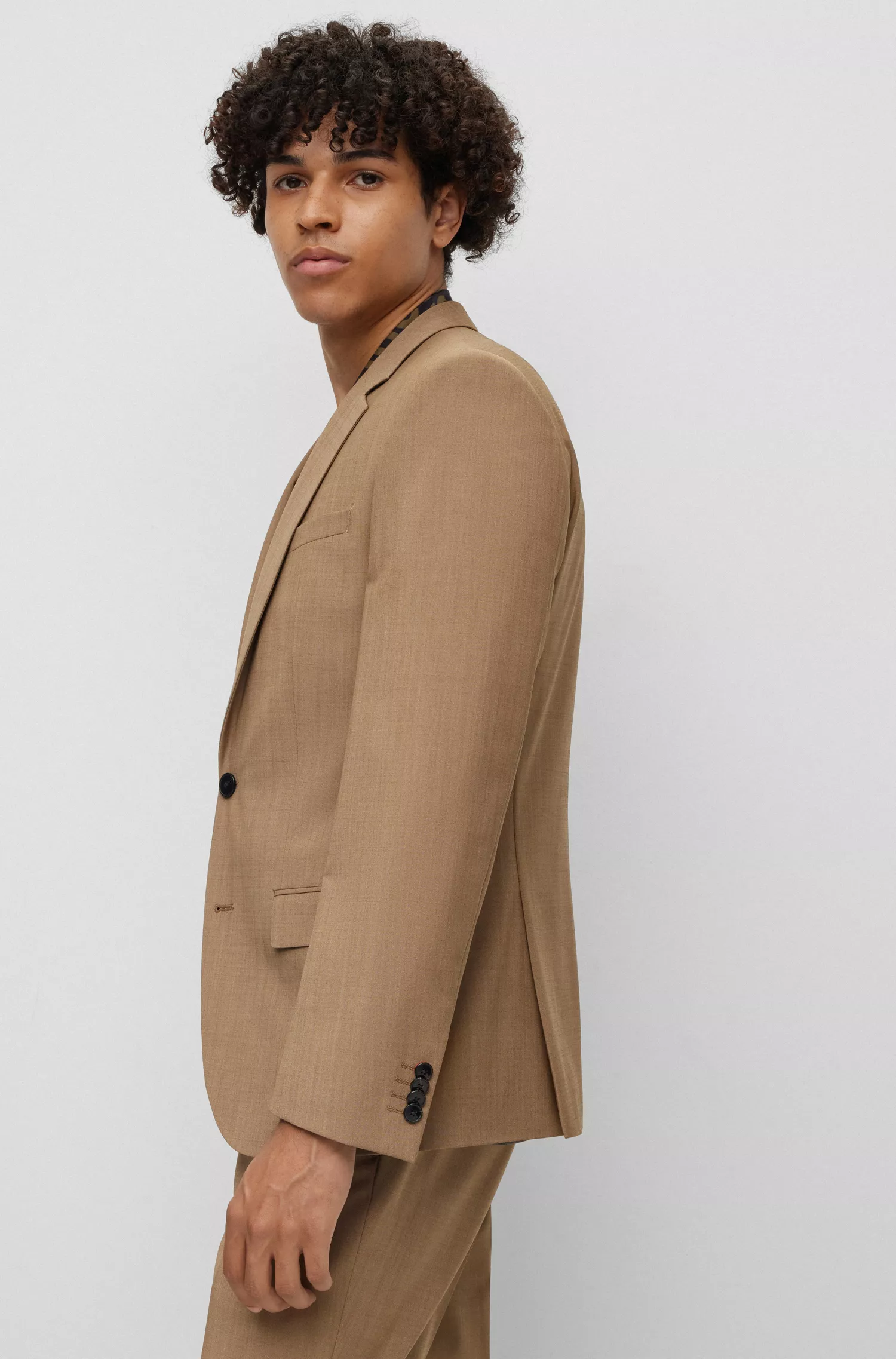 Terno HUGO vermelho de três peças, corte slim, em tecido com aparência de mohair.