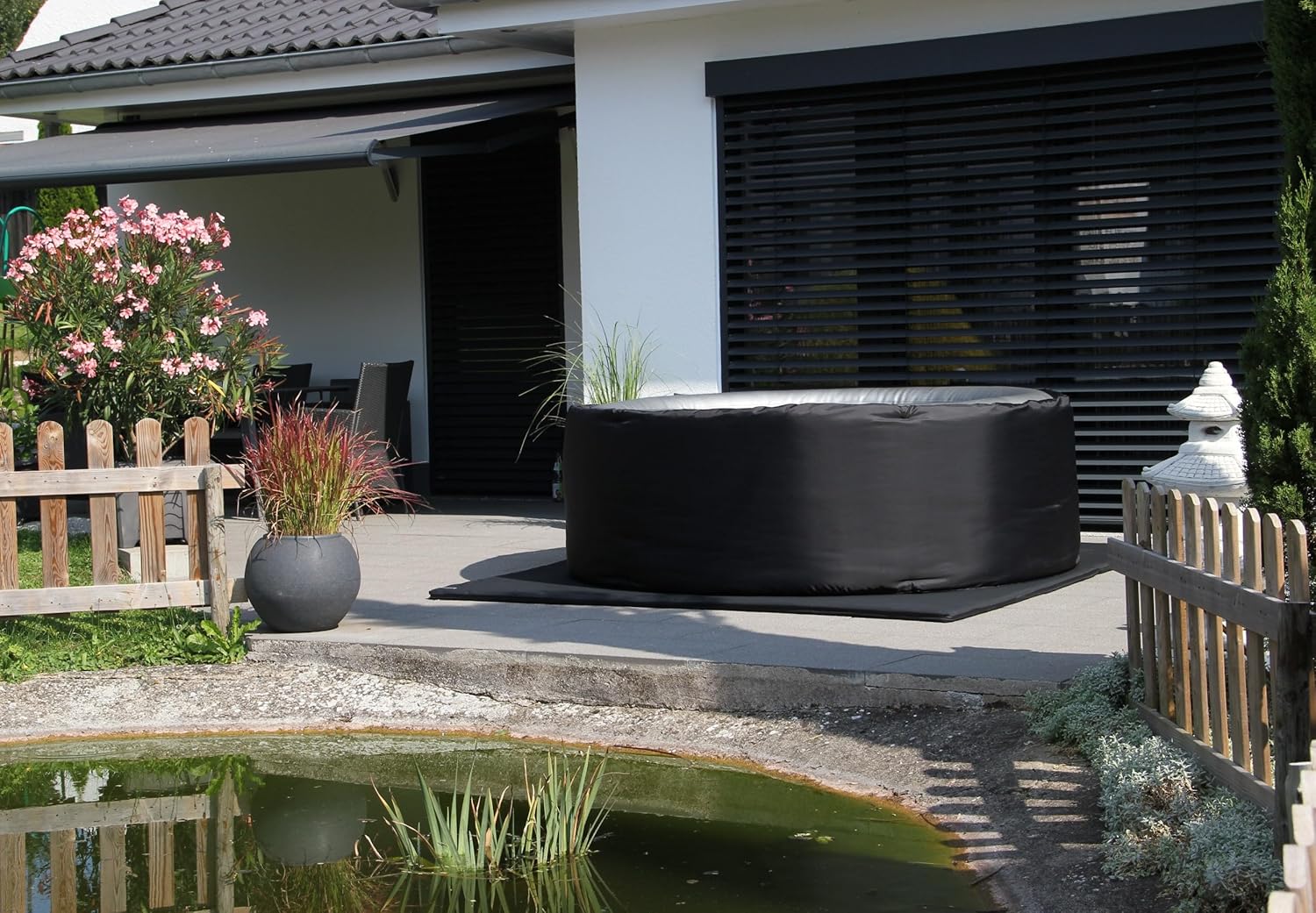 Energiesparende Whirlpool Unterlage für aufblasbare Whirlpools bis 204cm Durchmesser, Thermoisolierung als Bodenschutzmatte und Unterlage in Carbon Black und Shining White, 204cm x 204cm x 3,5cm