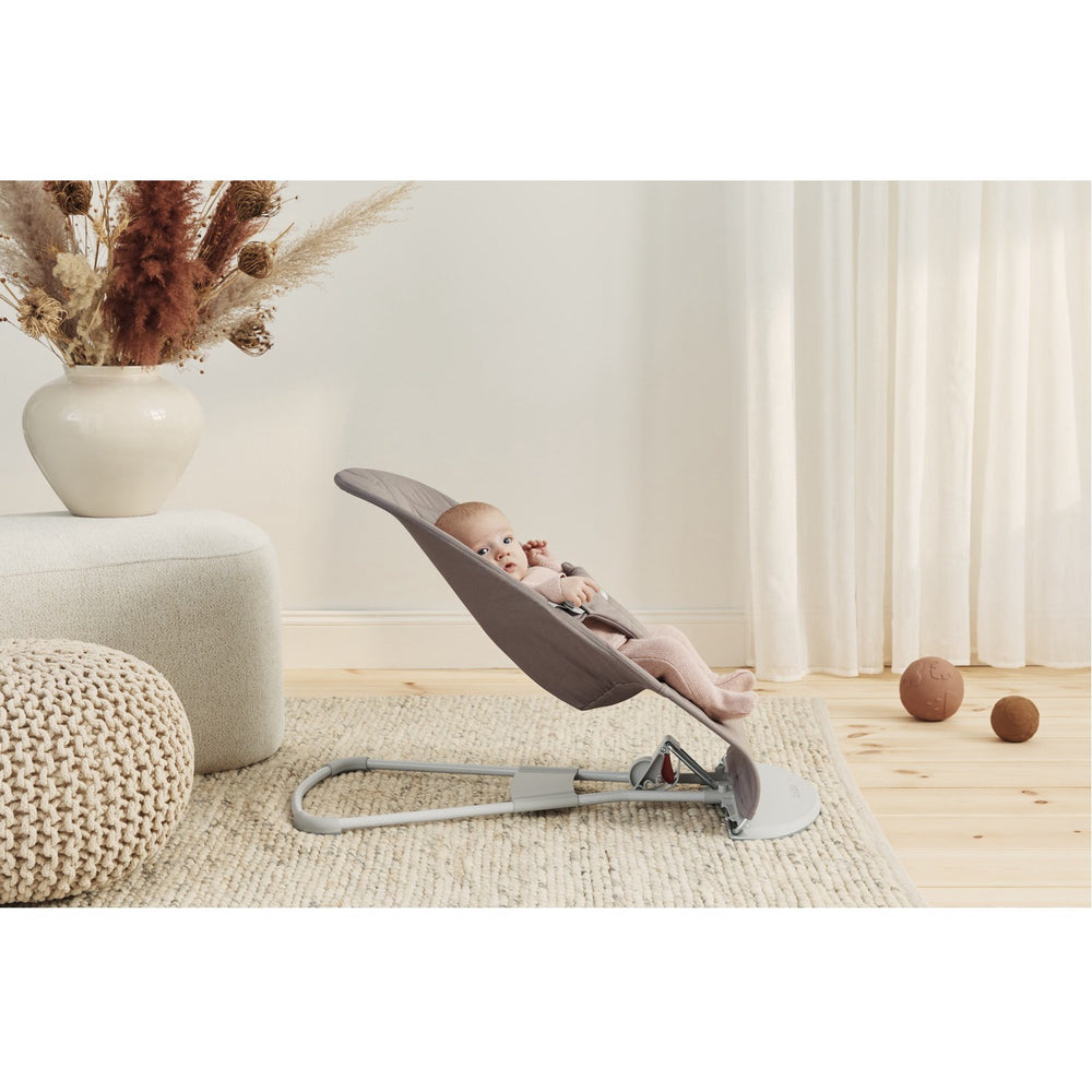 Køb BabyBjörn Sand Grey Skråstol Bliss Blomsterbladsquilt