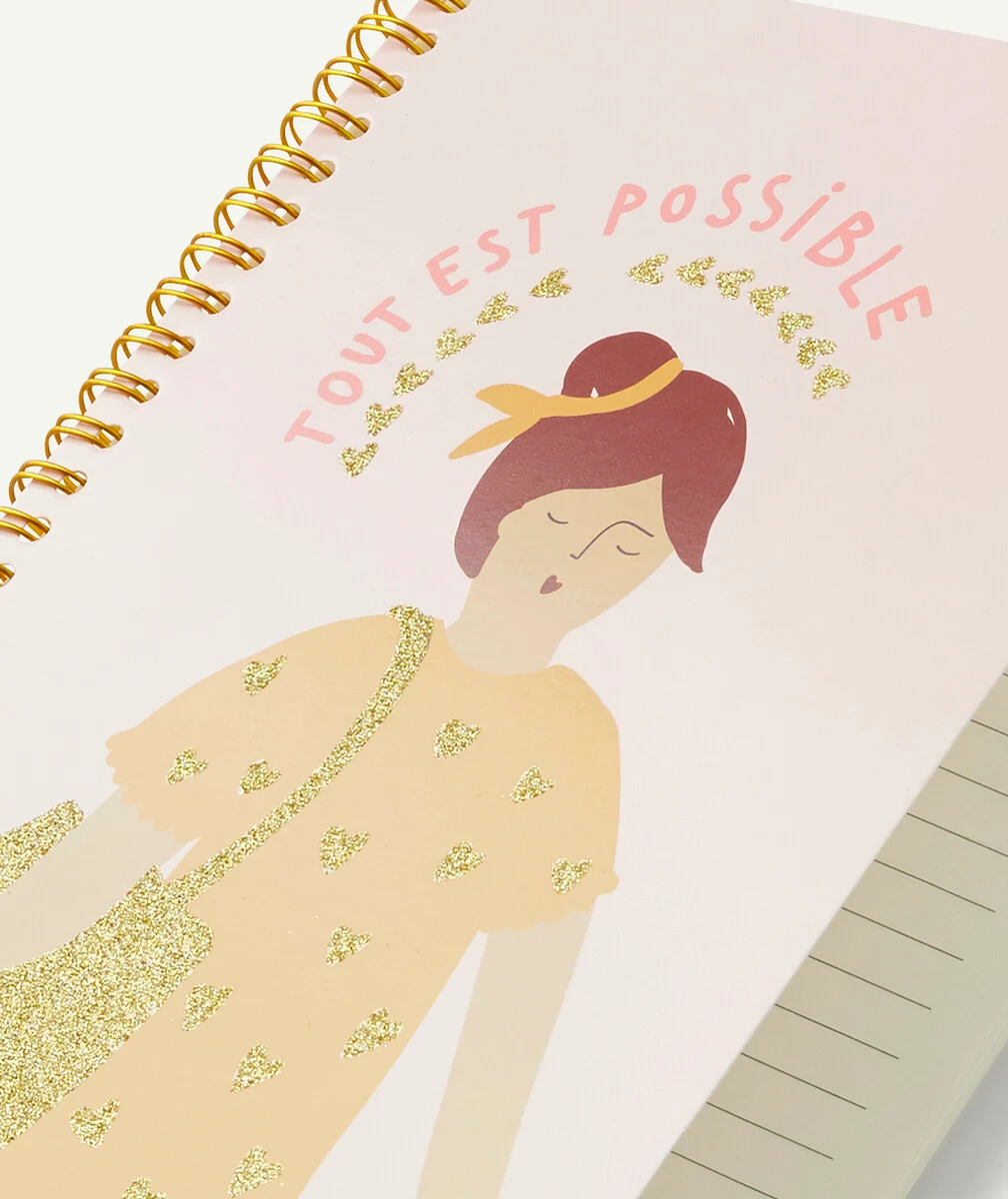 LE CARNET À LIGNES ROSE AVEC OEILLETS
