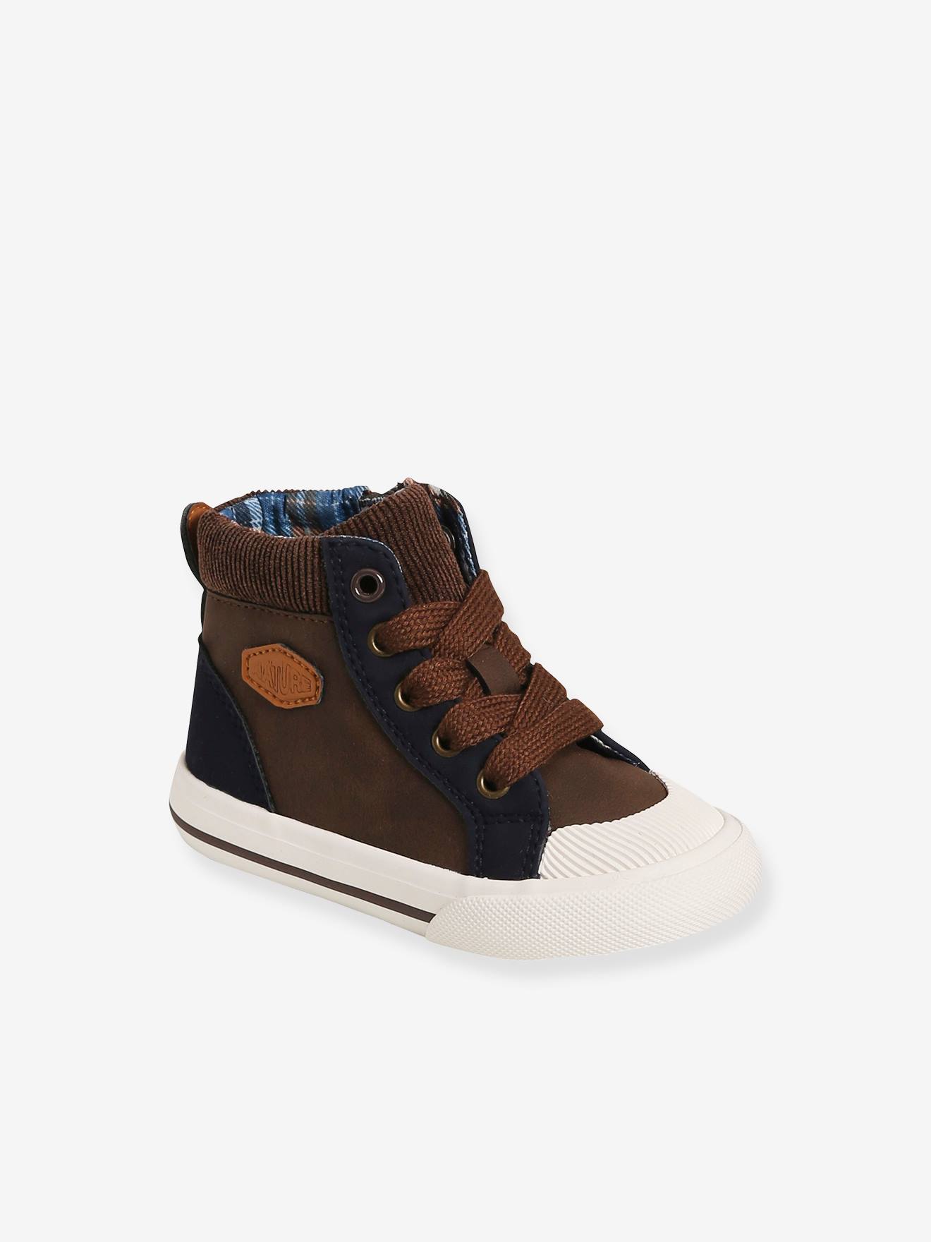 Tênis de cano médio com detalhes em veludo cotelê, cor marrom médio liso com estampas.