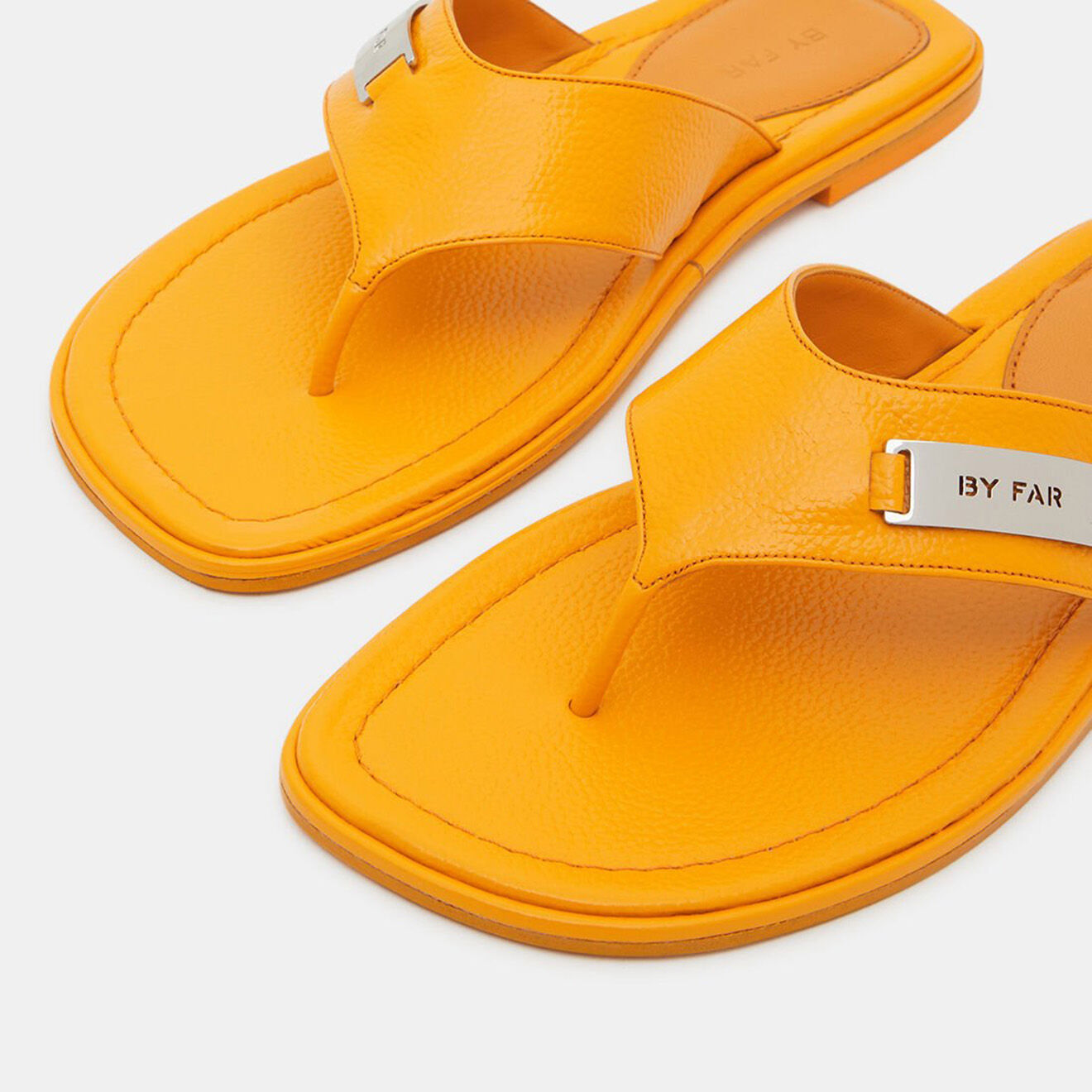 By Far Tongs en Cuir orange