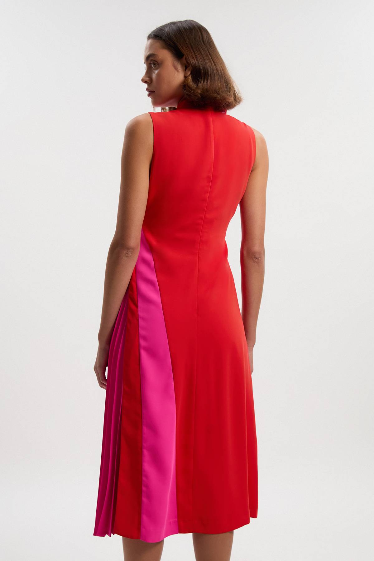 KarenMillen Robe Mi-Longue Plissée à Col Montant et Blocs de Couleur Ajustée Douce