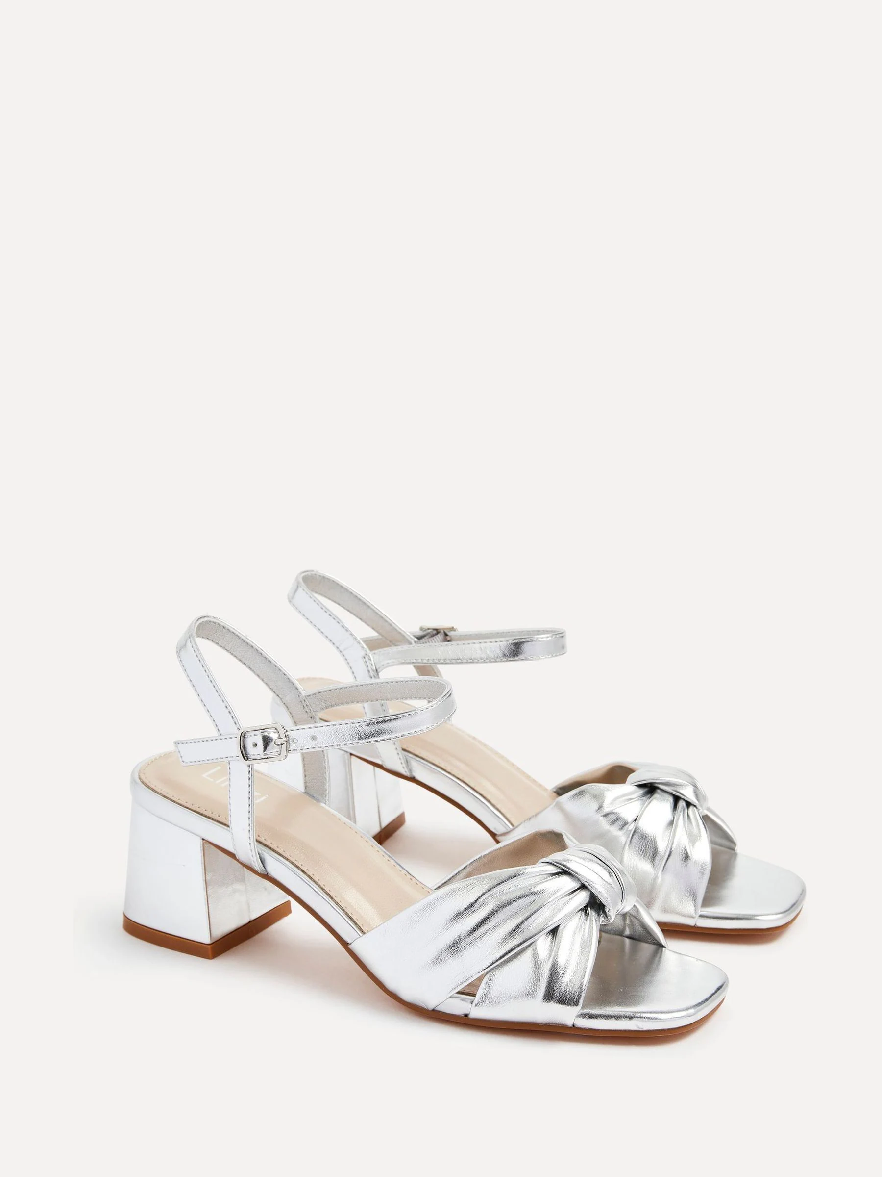 Zilver - Linzi - Charlotte sandalen met blokhak en strik aan de voorkant