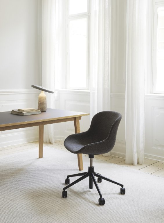 Normann Copenhagen Hyg gestoffeerde bureaustoel zwart onderstel Sand Synergy