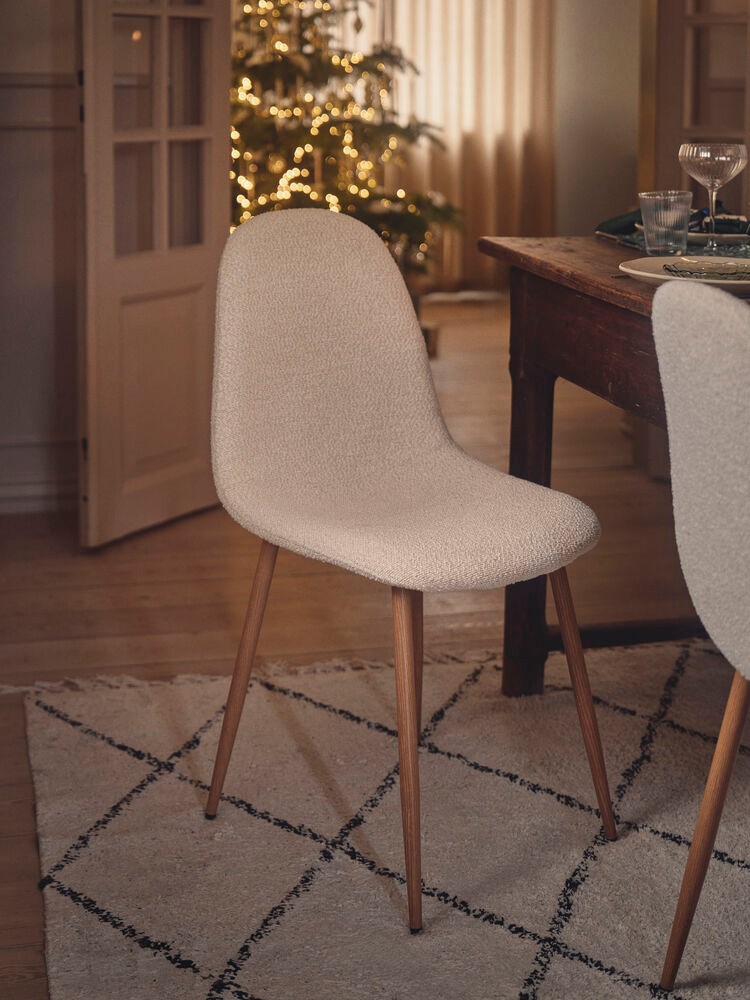 Stol i boucléstof | Polyester/stål/polyurethan. 40,5 x 44,5 x 89/48,5 cm. | Off White
