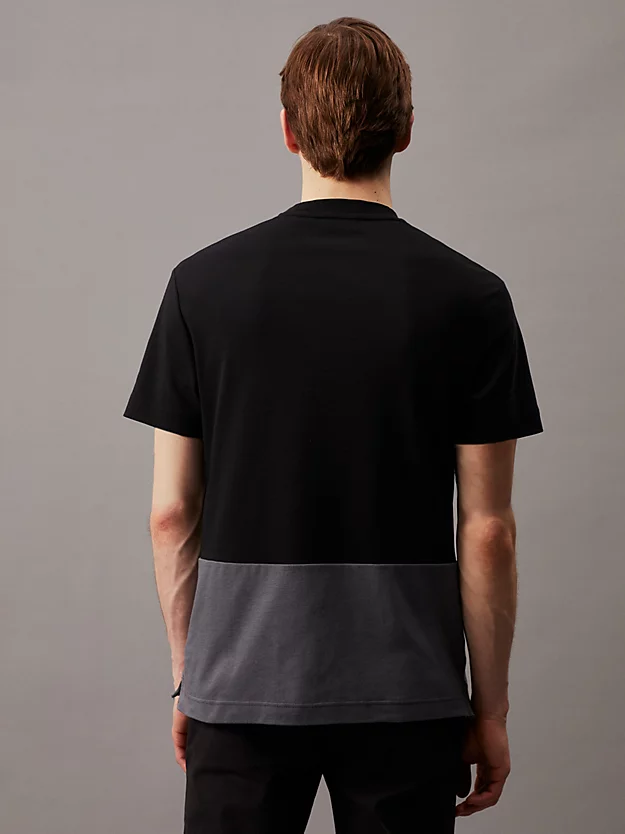 Camiseta com blocos de cores