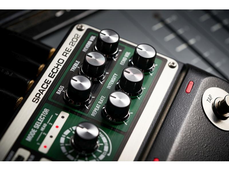 BOSS Pedal RE-202 Space Echo Digitale Nachbildung des legendären RE-201 Space Echo Effektgeräts im Pedal-Format mit einer Vielzahl neuer Funktionen