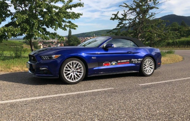 Supersportwagen auf der Rennstrecke Biltzheim