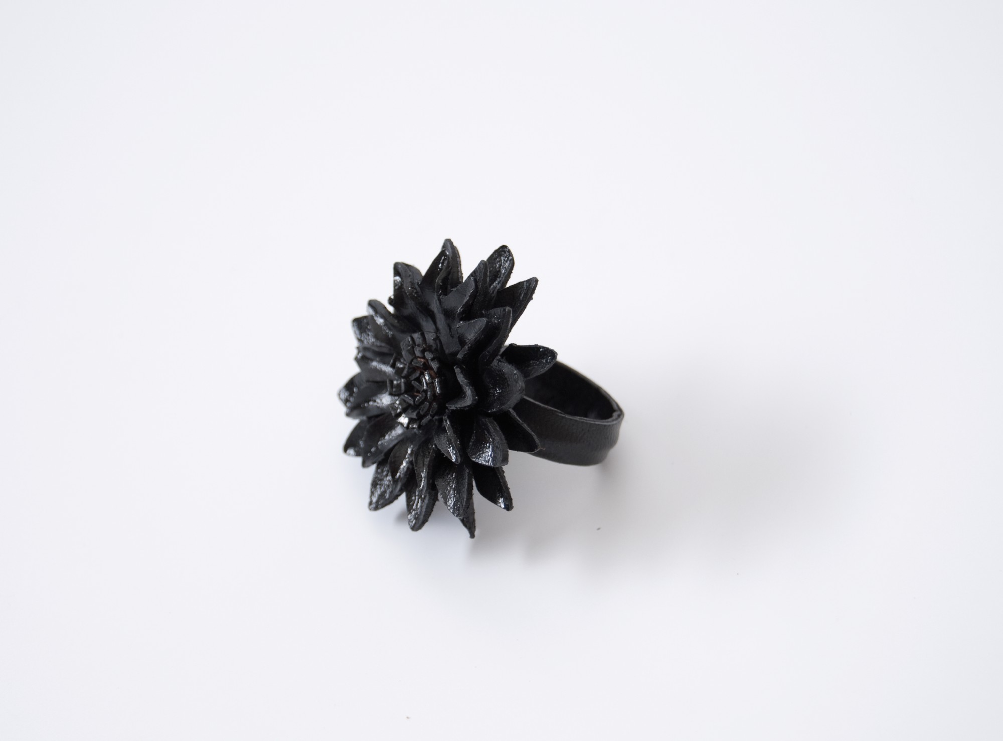 Ring 'Blume' aus Leder, schwarz, Ø 4 cm günstig bestellen