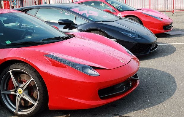 Ferrari & Geländewagen fahren bei Mailand