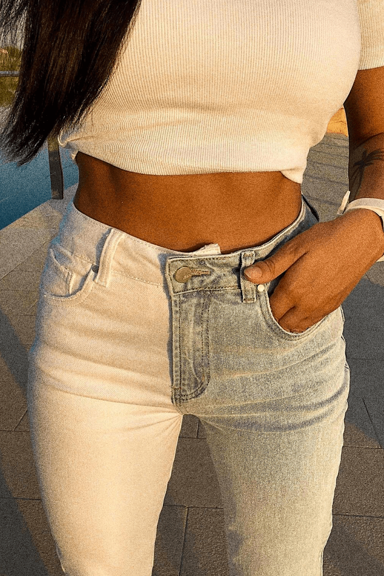 Jeans coupe droite bicolore contrastant bleu et blanc