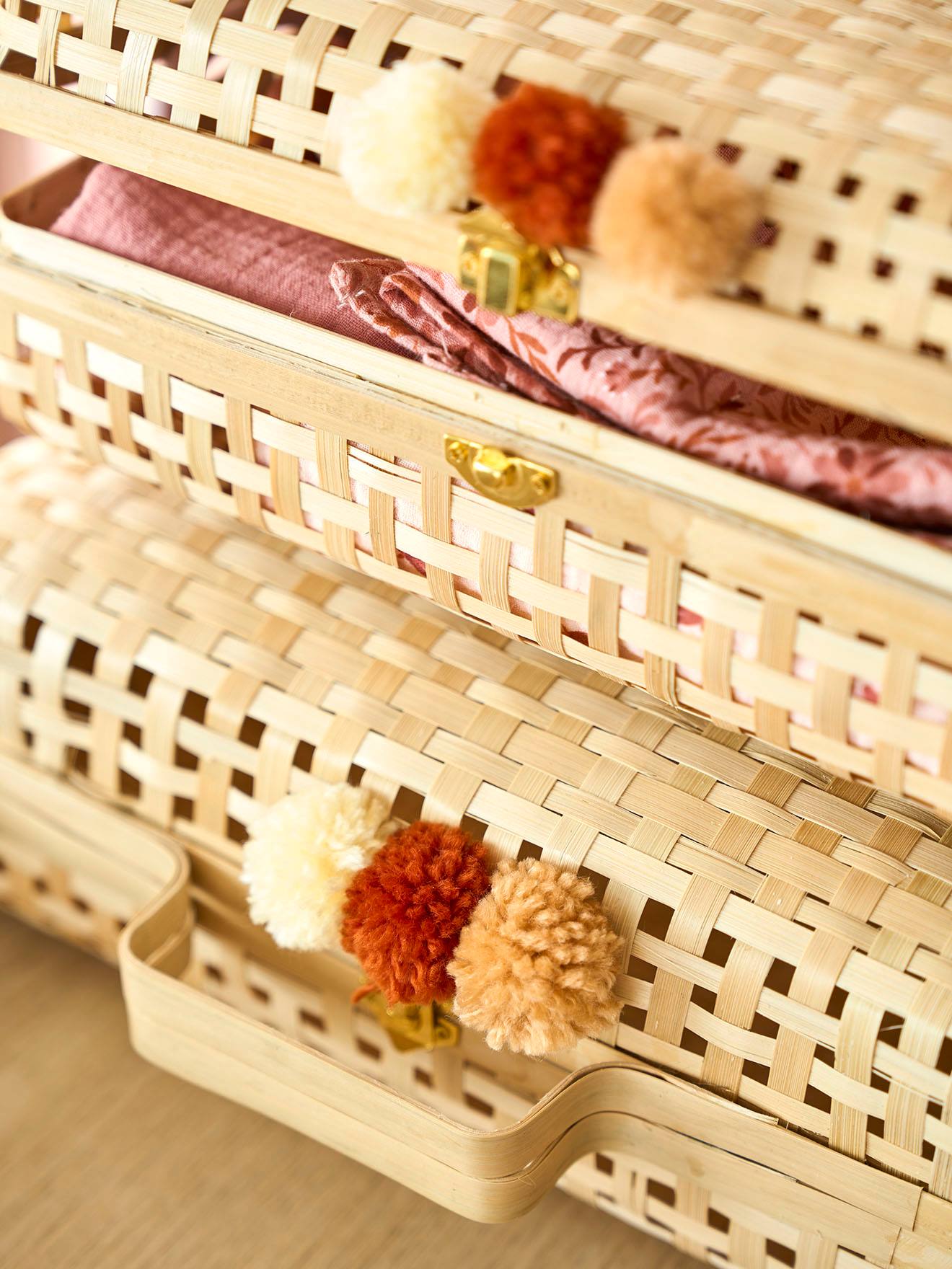 Conjunto de 2 pastas médias lisas de bambu bege com motivos decorativos.