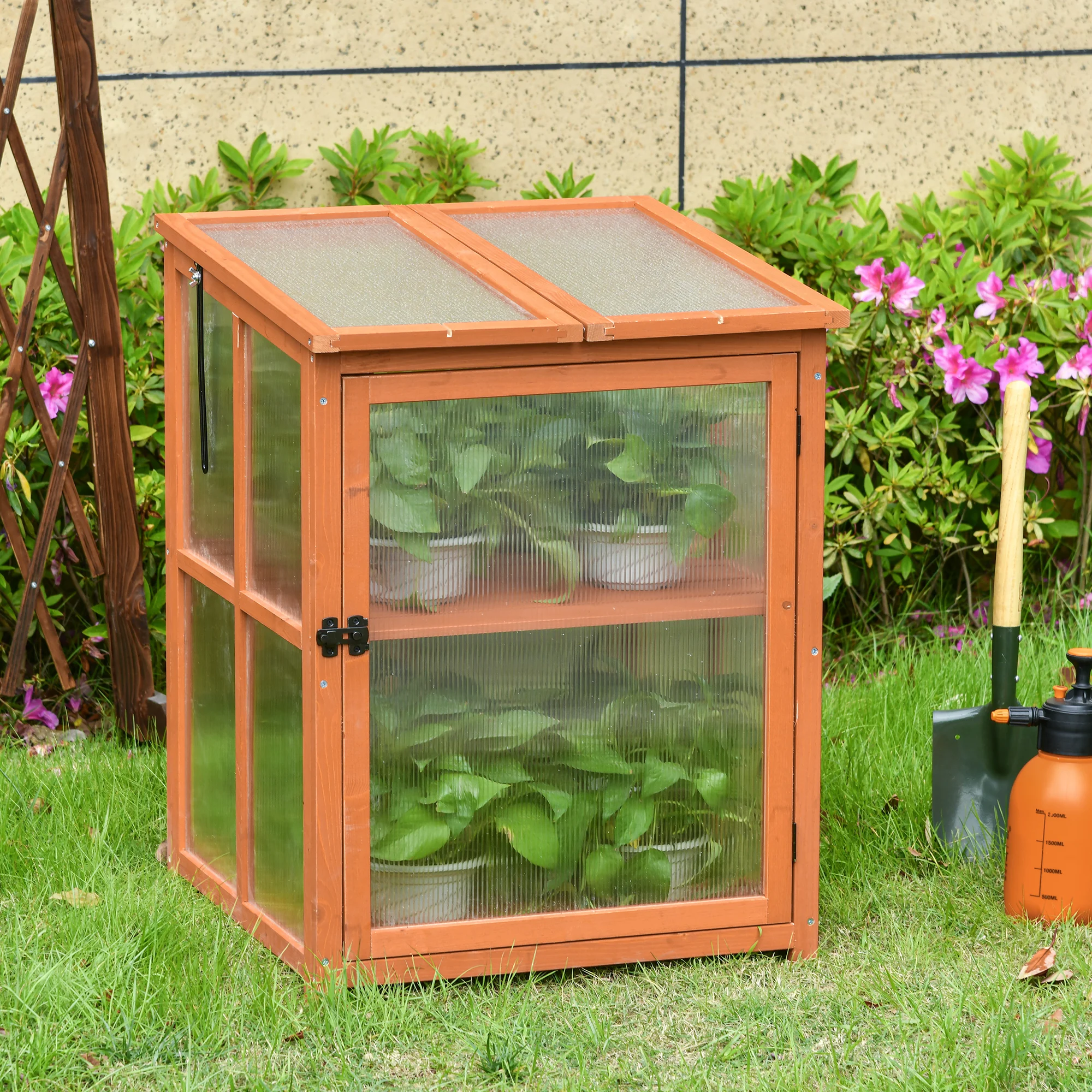 Miniestufa de jardim Outsunny, em madeira e policarbonato, com 2 prateleiras, tampa e porta para plantas e horta, 62x63x82 cm, madeira natural.