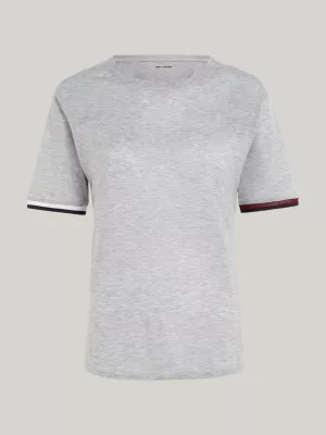 Camiseta esportiva com detalhes contrastantes e modelagem relaxada