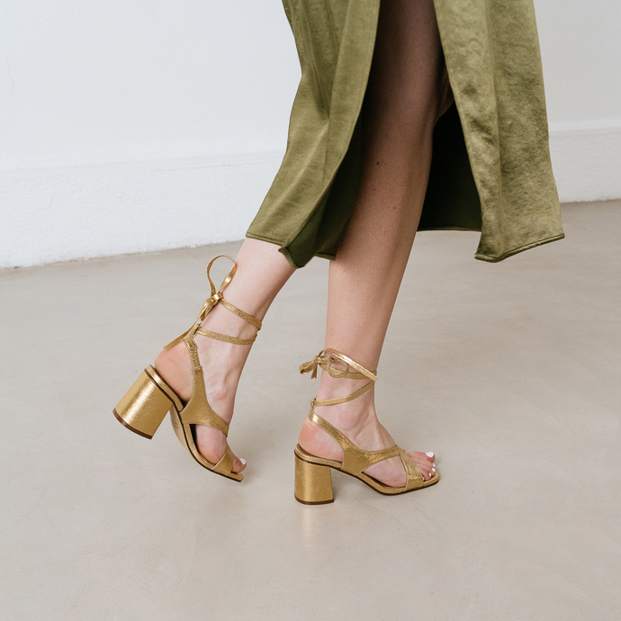 Sandales à talons et lanières à nouer  en cuir craquelé or foncé