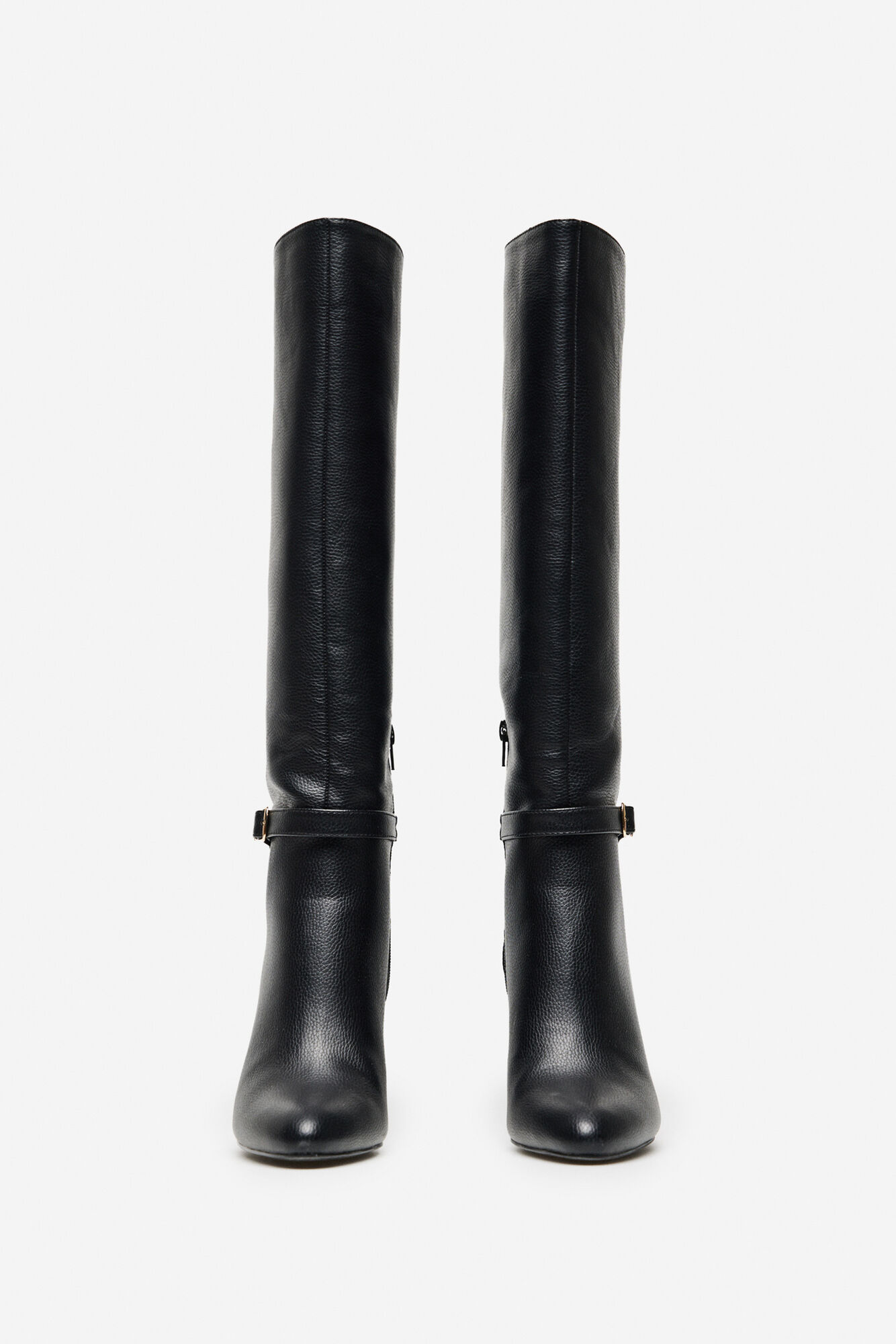 Bota de salto com fivela