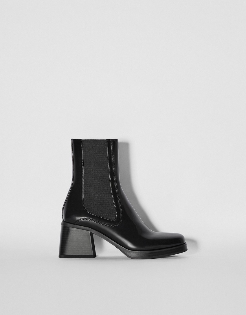 Botas de cano curto com salto bloco e elástico