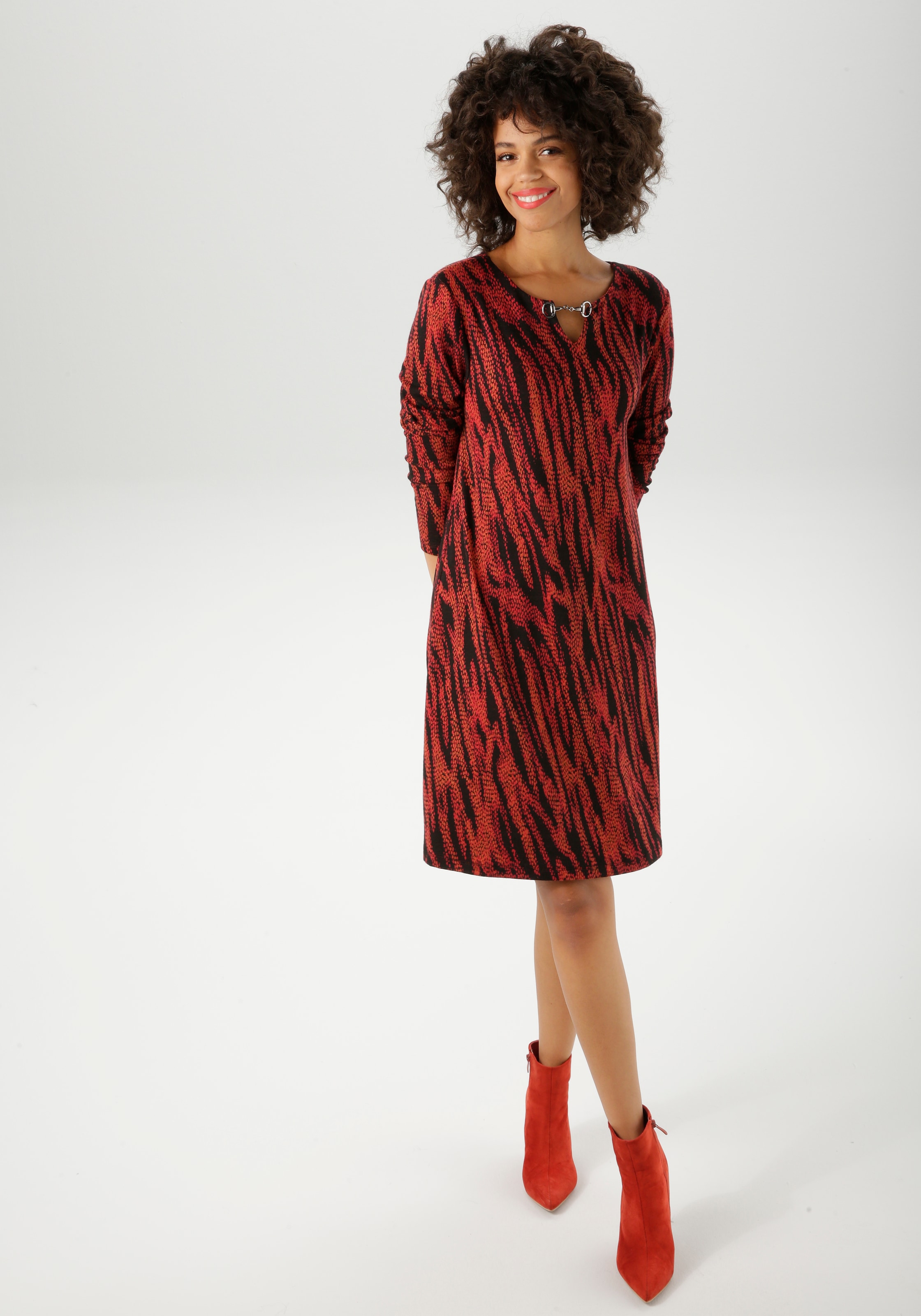 Aniston CASUAL Jerseykleid mit dekorativem Schmuckelement am Ausschnitt - NEUE KOLLEKTION