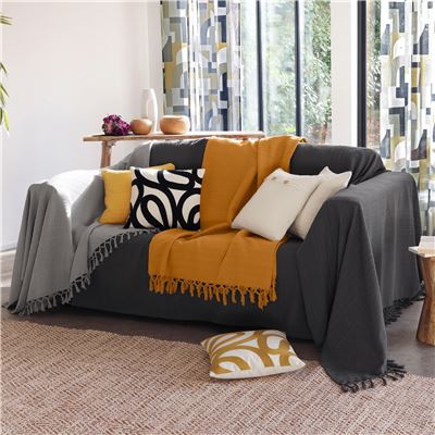 Coussin motif ruban brodé