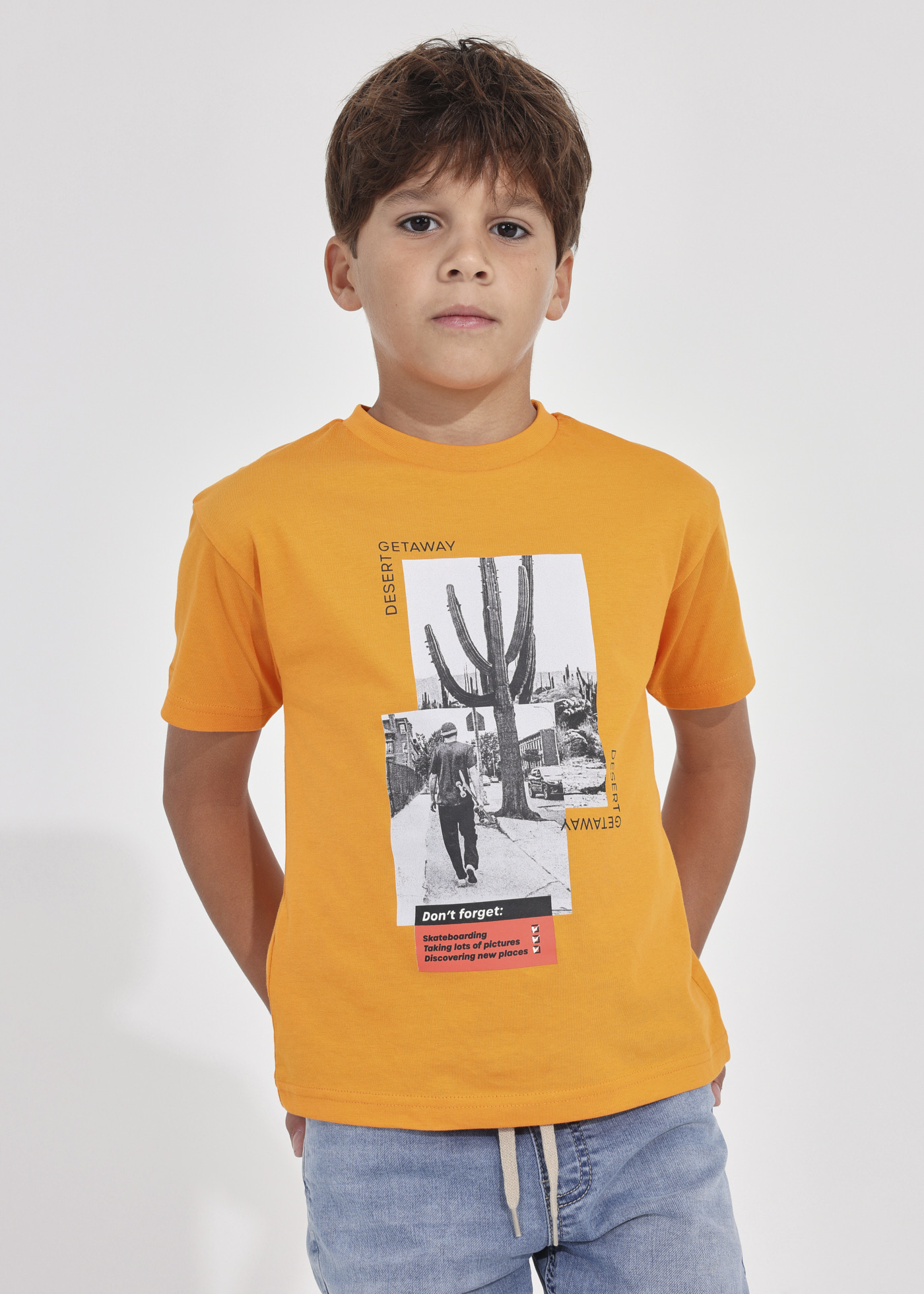Camiseta infantil com estampa sustentável em algodão.