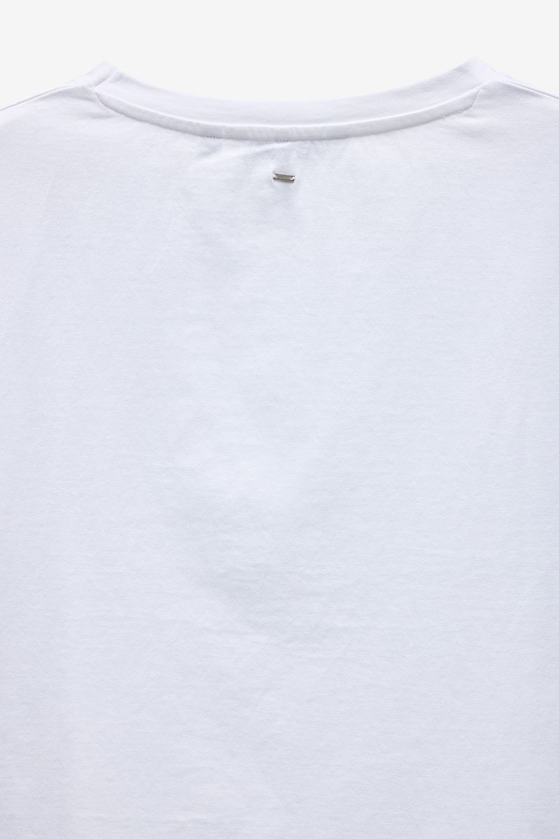 T-SHIRT COM APLICAÇÃO RENDA NAS MANGAS