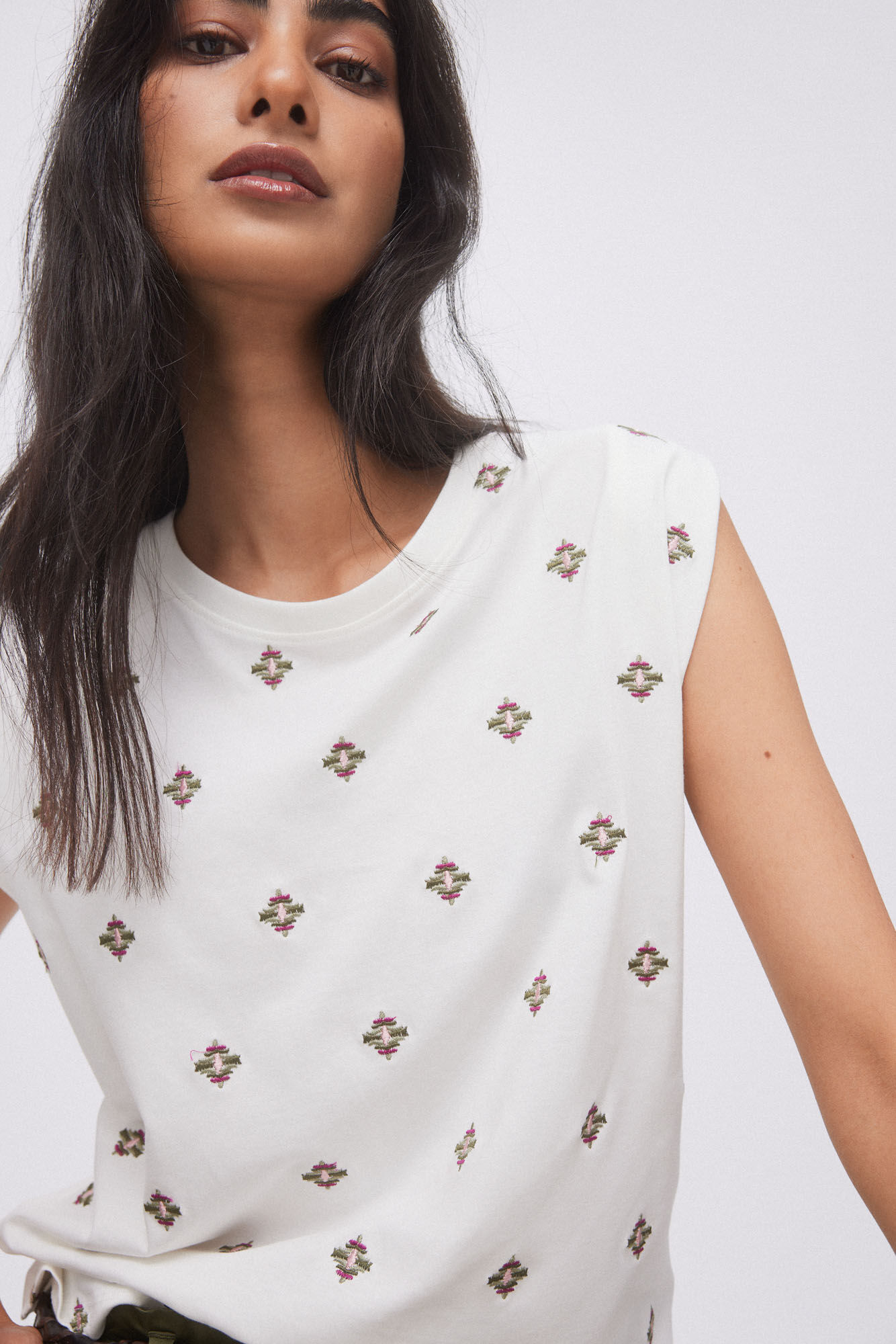 Camiseta estampada com ombreiras - Branco-sujo