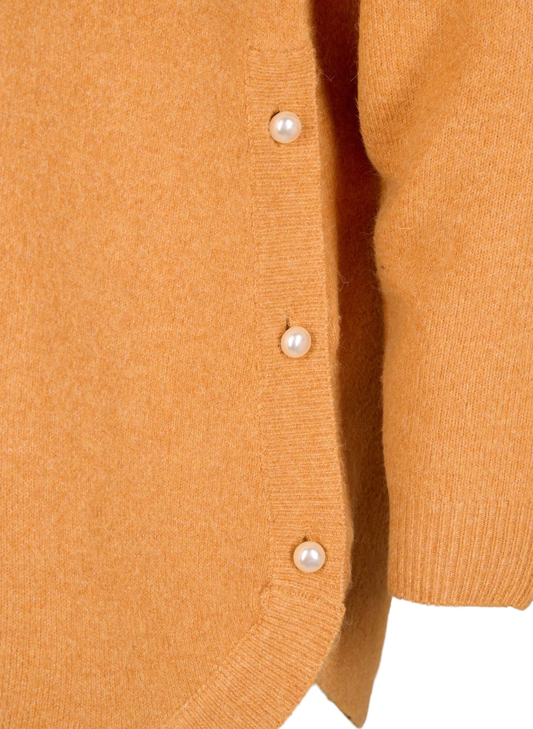 Strikbluse med perledetaljer