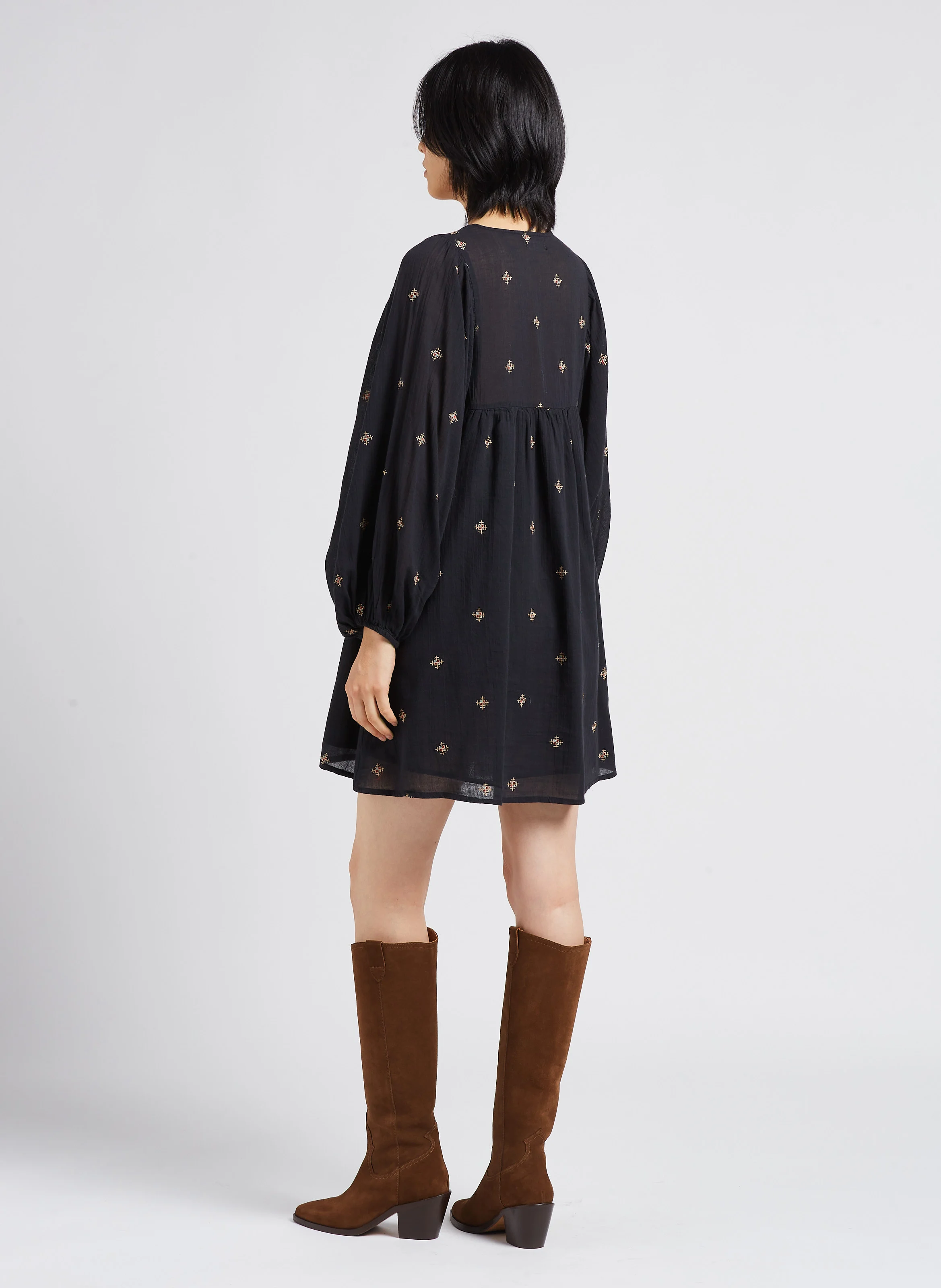 COLETTE - Robe courte col V à motifs brodés en coton | Noir